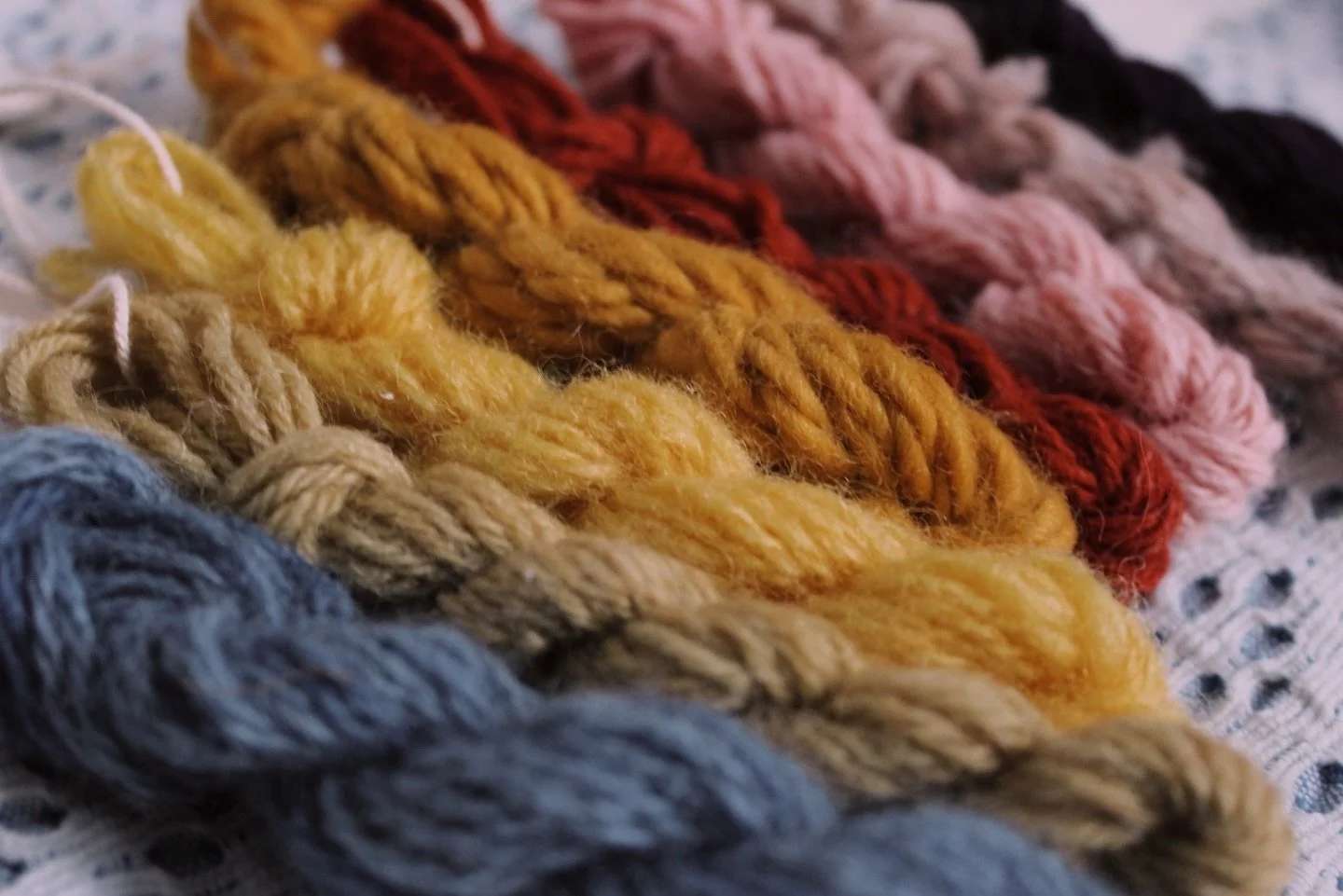 Snart tar jag fram kastrullerna och b&ouml;rjar f&auml;rga garn igen😍 Naturliga f&auml;rgpigment &auml;r det vi historiskt anv&auml;nt under l&auml;ngst tid. I dagens moderna tid tycker jag utvinningen av naturens f&auml;rgskala, bland annat svampf&