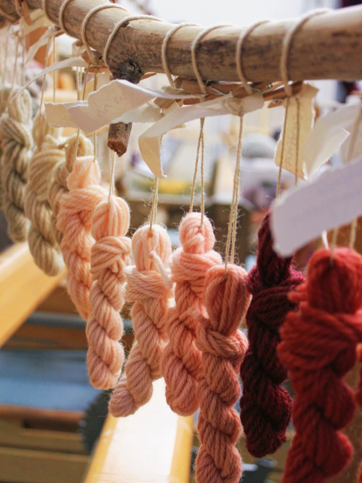 planerar verkst&auml;der och utst&auml;llningar. forssa och fiskars. egentligen borde jag tv&auml;tta f&ouml;nster, men allt har sin tid&hellip;

r&ouml;da nyanser f&auml;rgat med en av mina favoriter, den r&ouml;dskiviga kanelspindlingen❤️

#natural