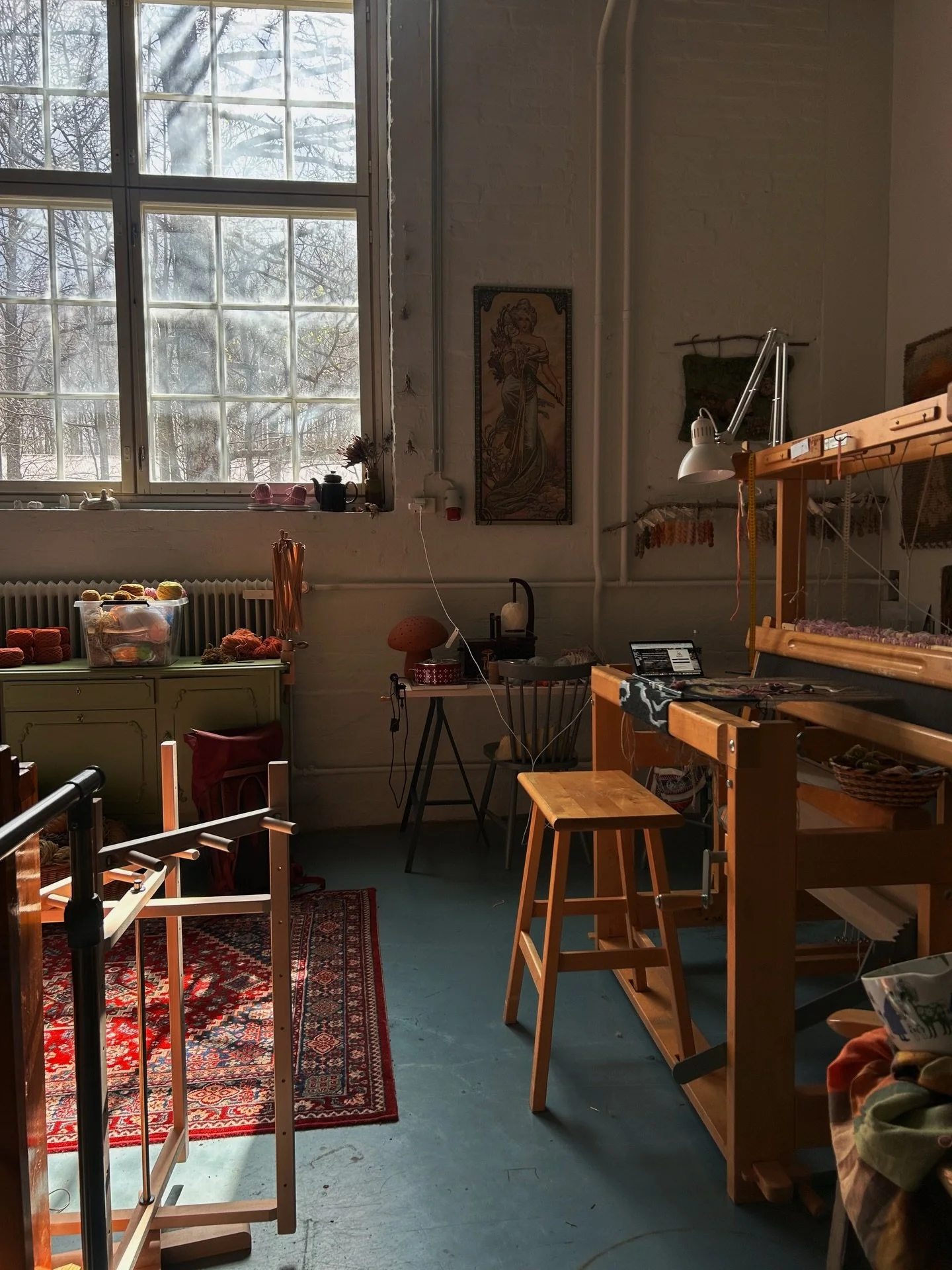 mellan alla arbetsturer p&aring; museet och mina folkloristiska studier s&aring; har jag knappt hunnit sitta vid v&auml;vstolen. men n&auml;r jag hinner s&aring; k&auml;nns det bra✨

#folklorist #folklore #weaving #tapestry #woventapestry