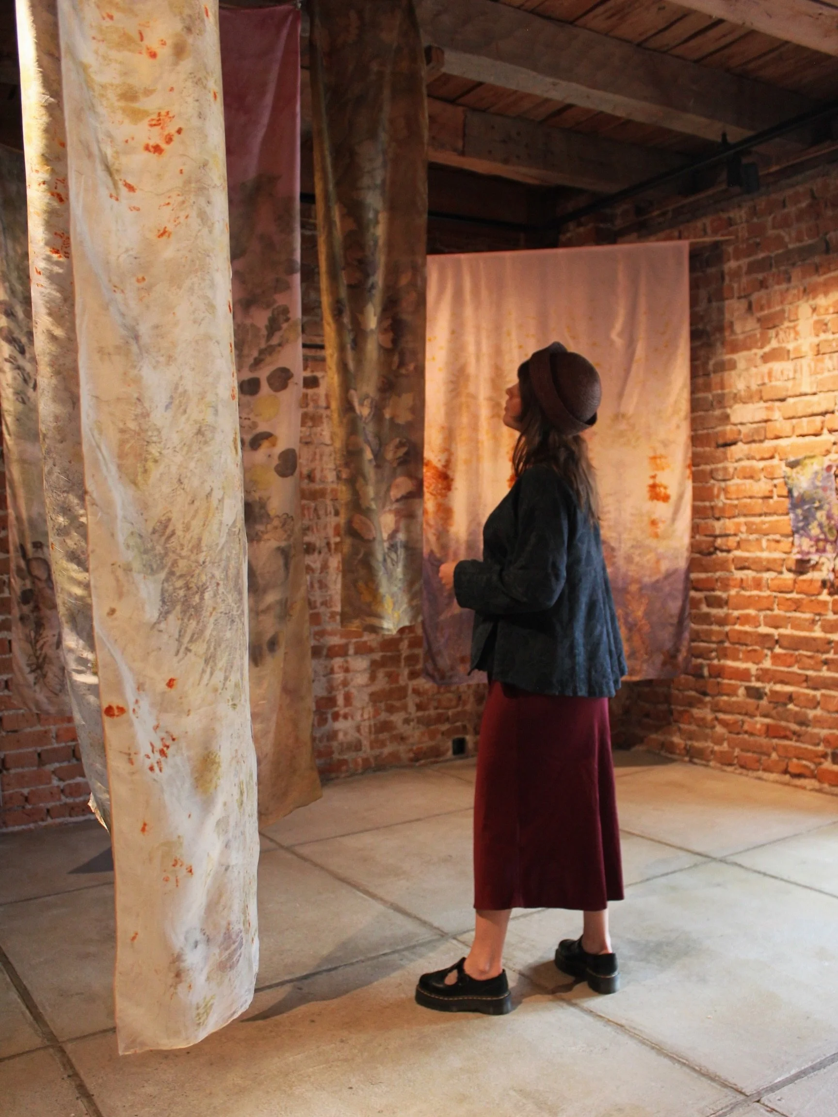 WILD x WITCHY until 13.9 at Galleria Moletti @forssanmuseo 💜🌸🌿🧡🍄&zwj;🟫🌙 botanical print on silk and recycled textile, handwoven ryarugs and wild webs catching naturally dyed yarn✨😘 
ti-pe 10-16, la 10-14, su 12-16

#v&auml;rj&auml;rikilta #ek
