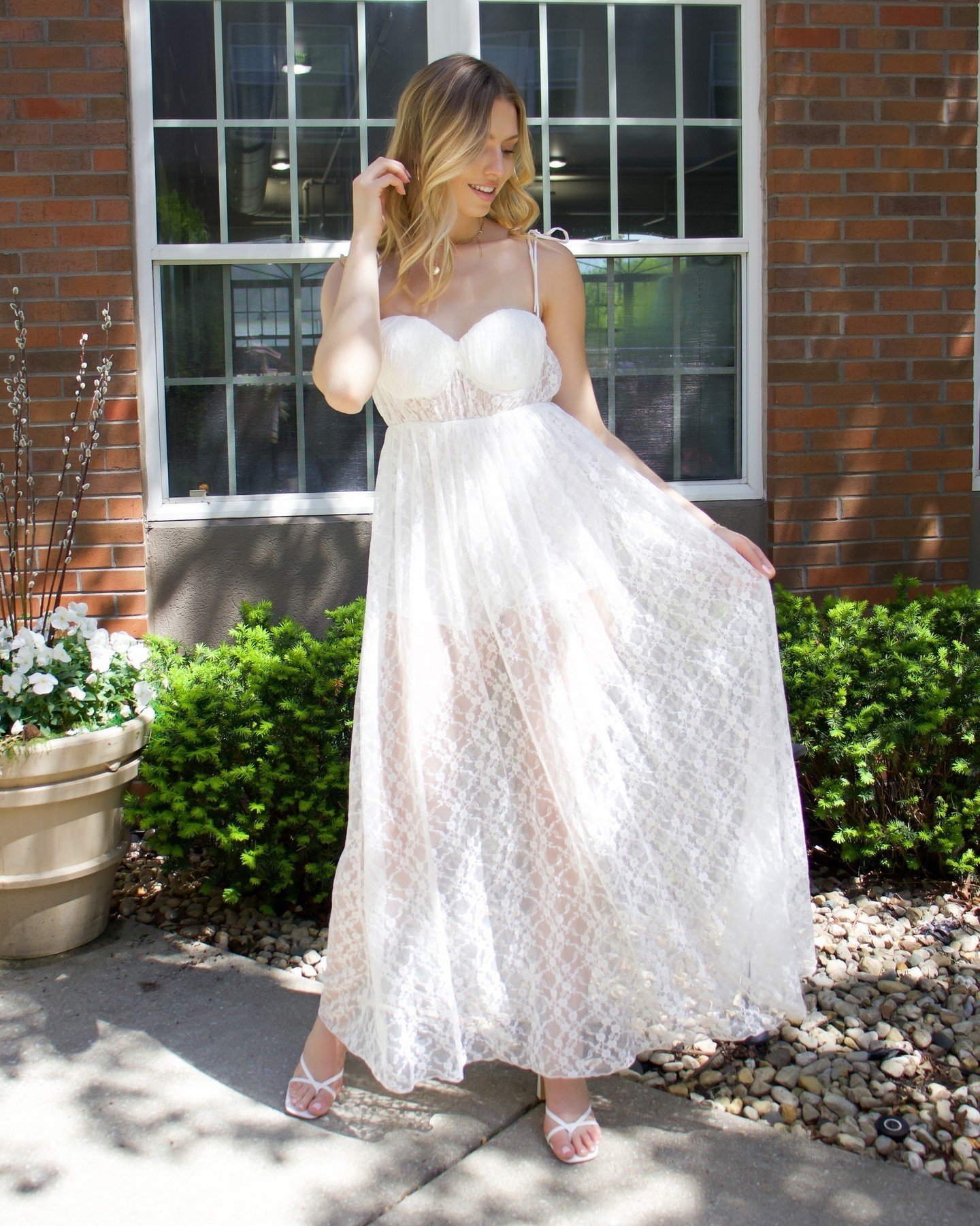 Introducing your newest obsession - our lace lined maxi dress. 🤍 The dreamiest addition to your summer wardrobe. Tap for product details below. @discoveryclothing ✨⁠
⁠
Style #ID6582 - $22.99