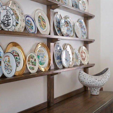 You know I'm a sucker for a good vintage find, and this collection of retro souvenir plates totally stole my heart. 😍 They add such a fun, whimsical touch to the rustic, ranch-inspired space. I just want to spend hours sipping my morning coffee and 