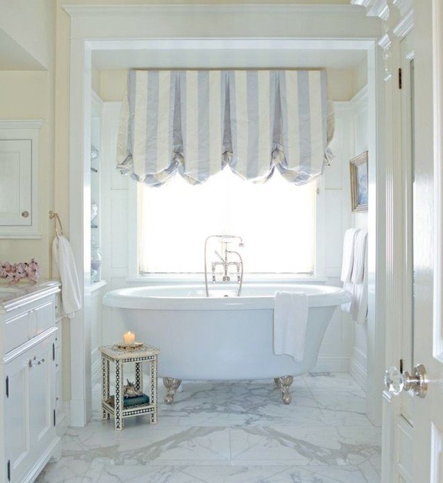 ⚪ Timeless Luxury in Newport Beach ⚪⁣
There are just some design elements that never go out of style, and a white bathroom has to be one of them. This luxurious space in a Newport Beach home is the epitome of classic elegance.⁣
The centerpiece? A stu