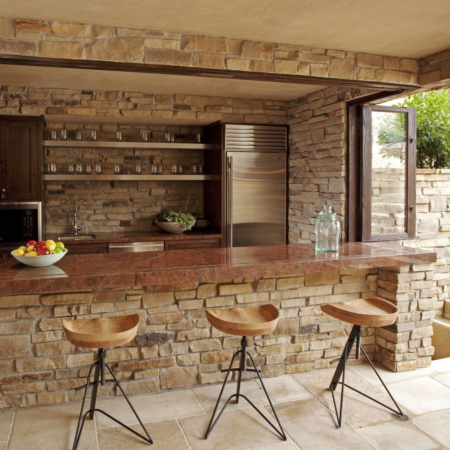 California dreamin' ✨  Who needs a living room when you can have an outdoor bar like this?! With weather this gorgeous almost year-round, it just makes sense to take the party outside.  Can you imagine yourself here, sipping something delicious with 