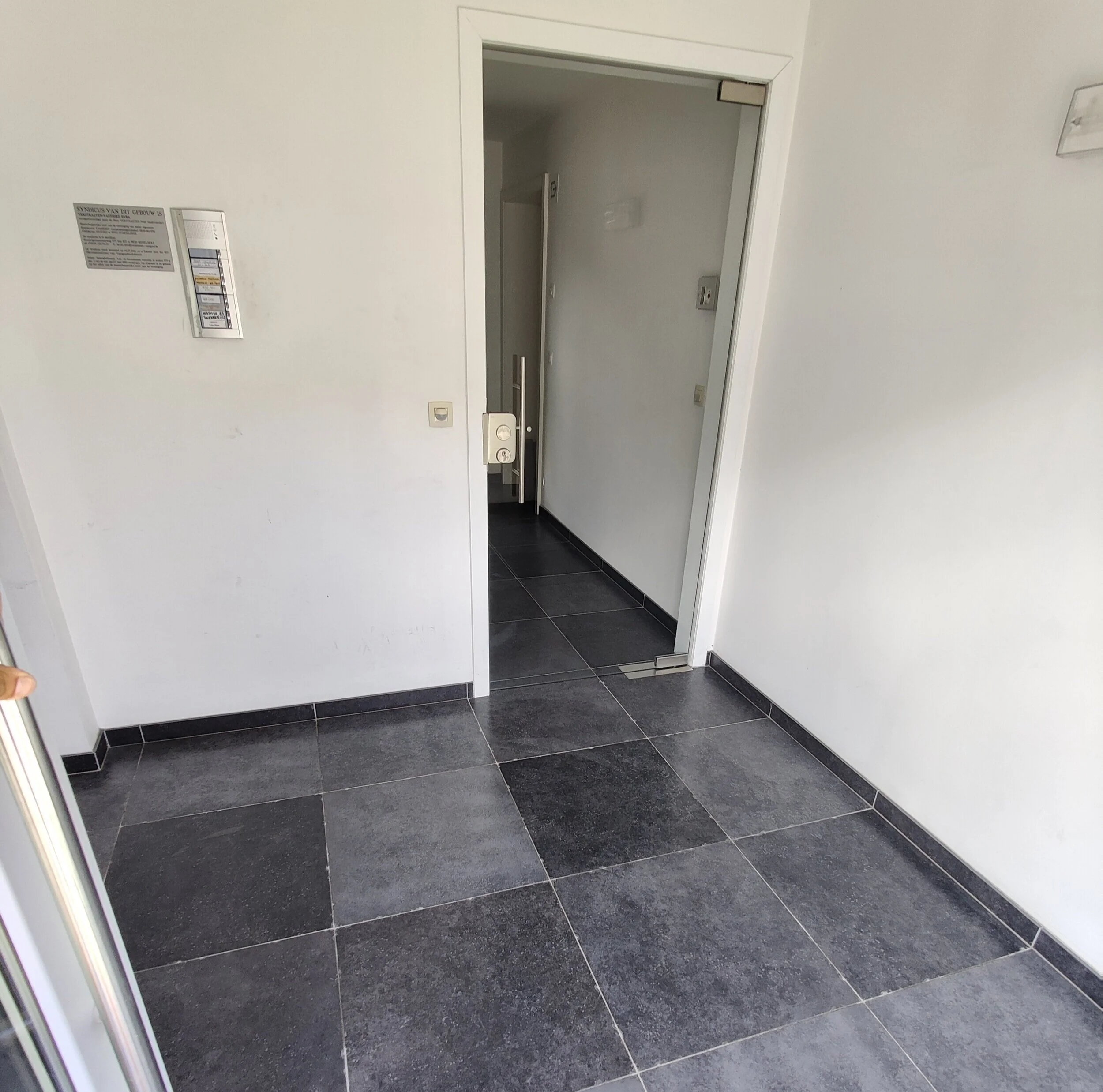Schoonmaak van trappenhallen