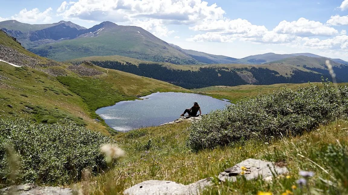 Happy Earth Day, friends 😊 Can't wait for this pass to open back up again from winter so I can retake this hill from last year's injury 😅 Summer is closer than we think.

#earthday #explorecolorado