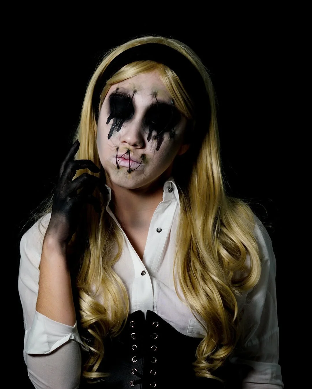 Day 6 of #alycatcos13daysofhalloween THROWBACK 🖤

2022 Aurora 🪡 another one of my favorite Twisted Disney looks 🖤 

Concept: sleeping beauty is now forced to stay asleep with her eyes and mouth sewn shut. Her pricked finger has grown infected spre