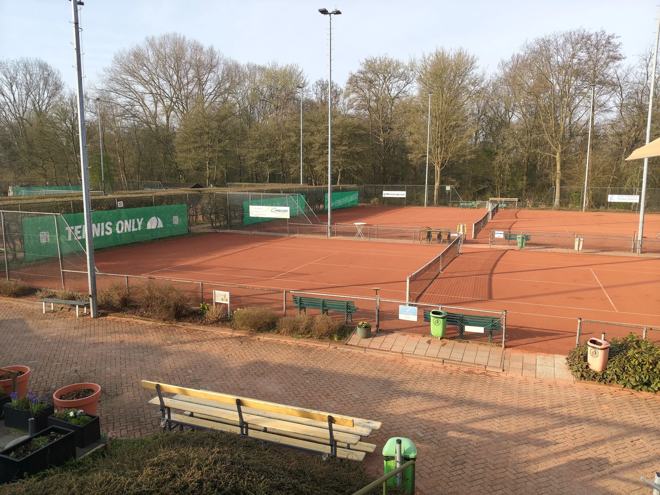 TENNISSEN OP DE GRAVELBANEN