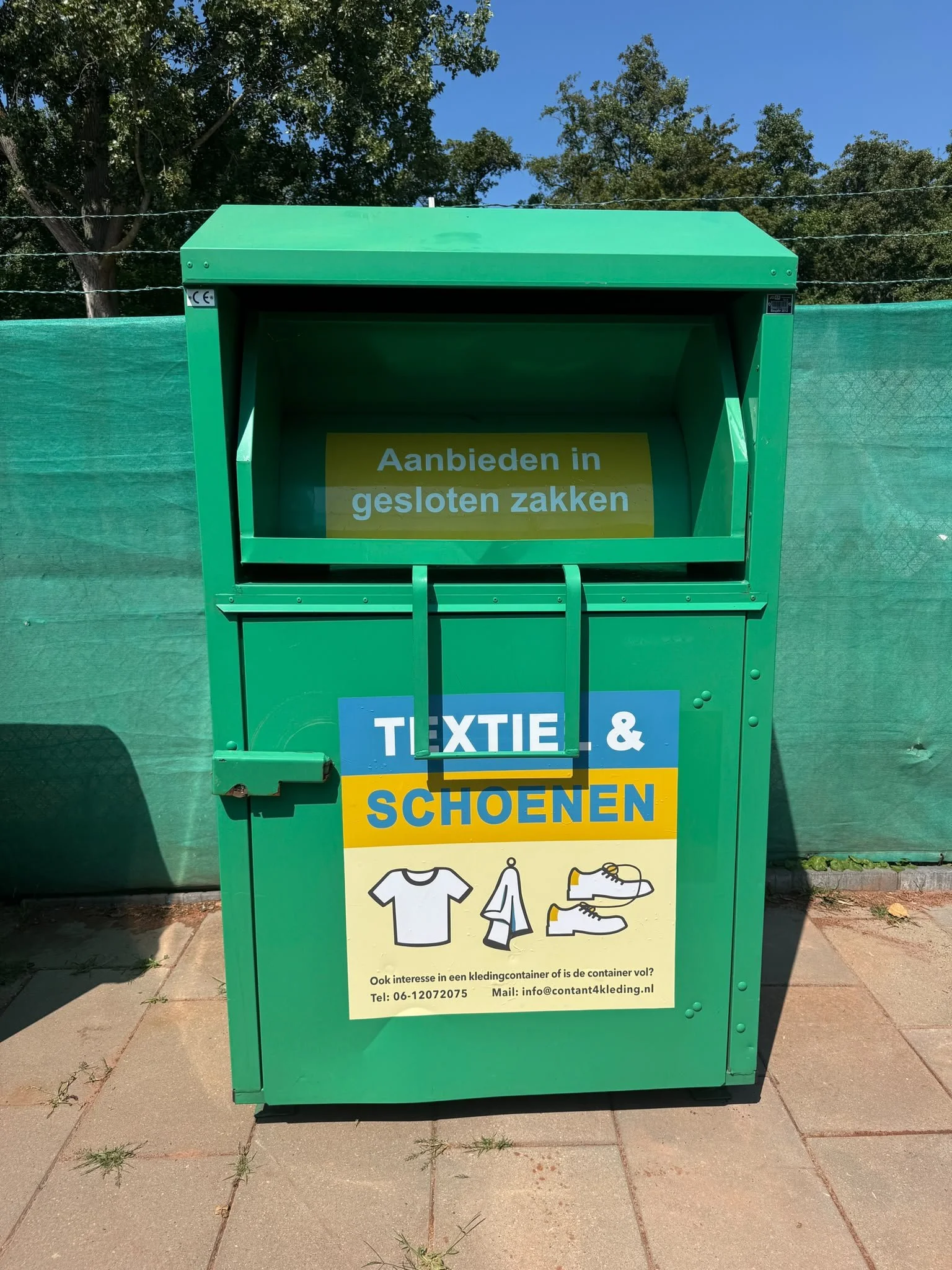 Nieuwe kledingcontainer op het tennispark