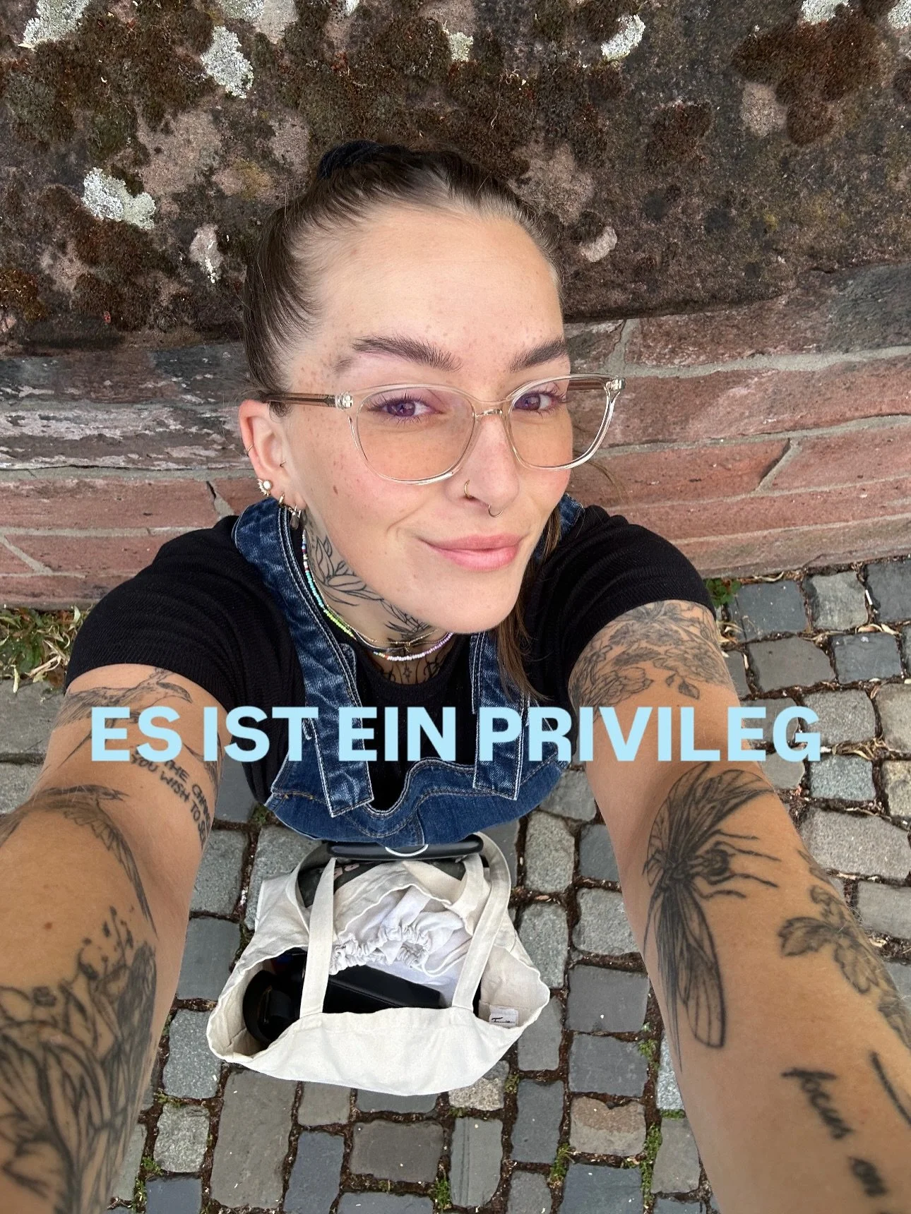 Die meisten Menschen sehen ihre Privilegien gar nicht als solche oder meist erst, wenn sie nicht mehr da sind und hierbei geht es nicht darum, dass dort kein Leid vorhanden ist, sondern dass bestimmte H&uuml;rden gar nicht erst vorhanden sind. 

Wenn