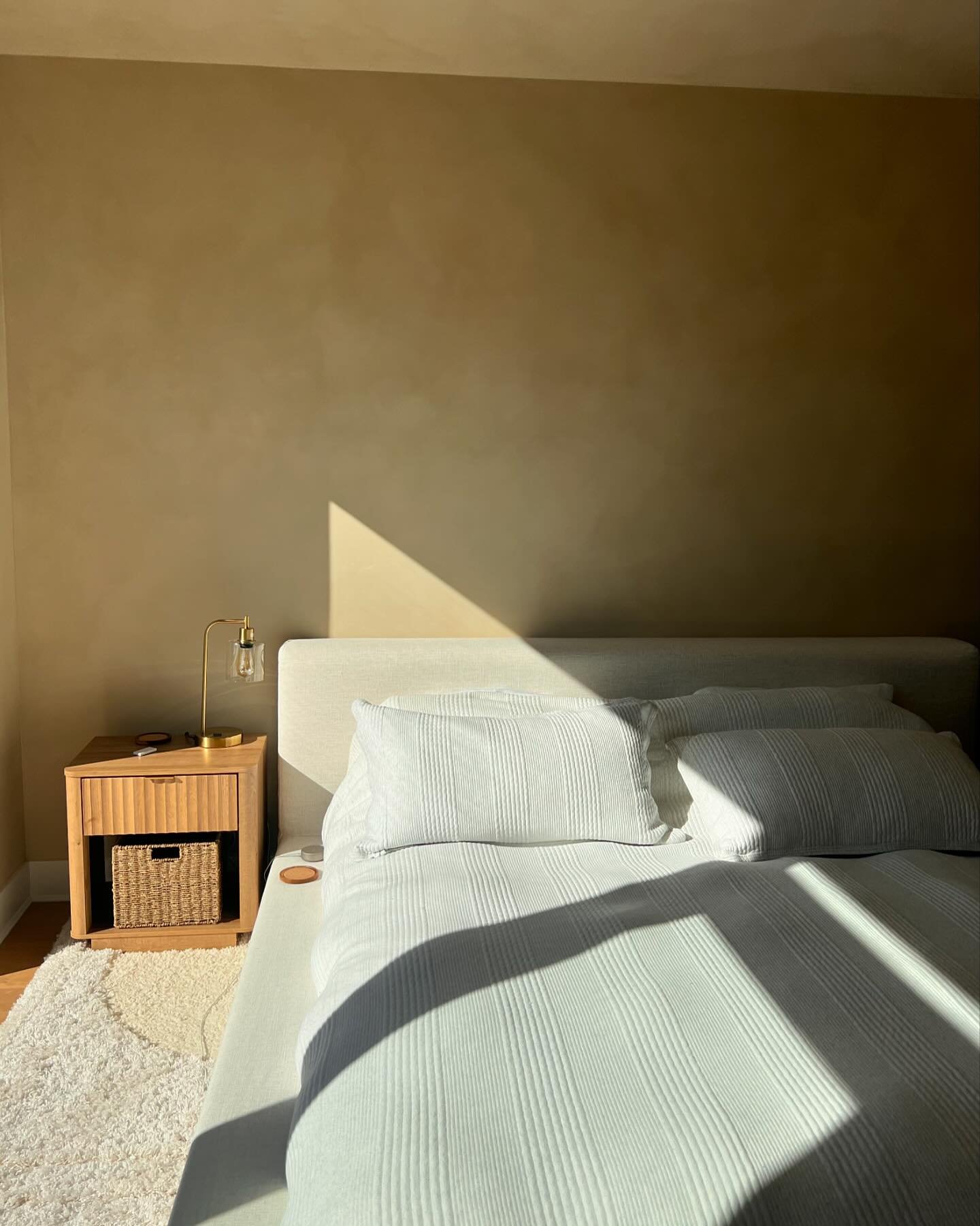 Sandman kind of bedroom 💤 🏝️ 

Color: Santos by @coloratelier 

#limewash #brooklyndesigner #bedroomdecor #bedroominspo #interiors