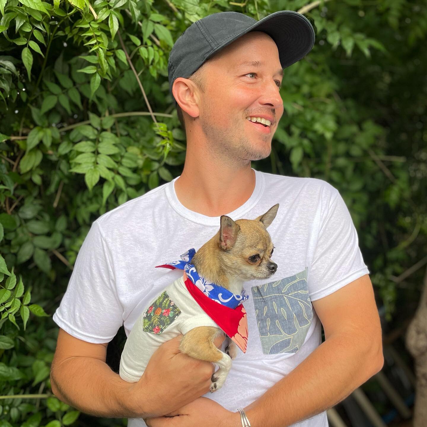 It&rsquo;s a pocket tee for you AND your dog! We&rsquo;ve been accumulating pockets for a while from all of the vintage Hawaiian aloha shirts that we use to make collars from. Each one is unique! Thanks @mauigreensmith and @rosecity_rosa for modeling