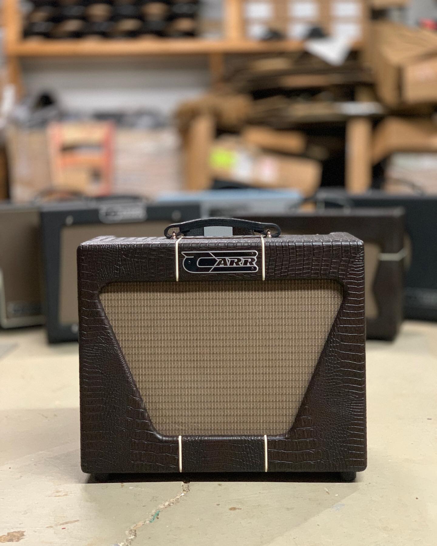 Some of the homies! 

#guitar #guitarist #music #musician #guitarporn #gearporn #guitargear #tubeamp #guitaramp #amplifier #boutiqueamps #tubes #12ax7 #12at7 #6v6 #6l6 #el34 #el84 #handwired #carramps #carr #leavenotoneunturned #gibson #fender #marsh