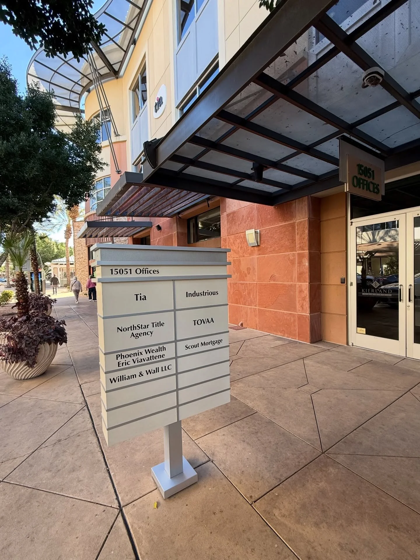 We are located in the heart of Kierland Commons in North Scottsdale. The area has been buzzing lately, with new store openings, standout coffee spots, and a vibrant environment for the workday. A great way to wrap up the week.