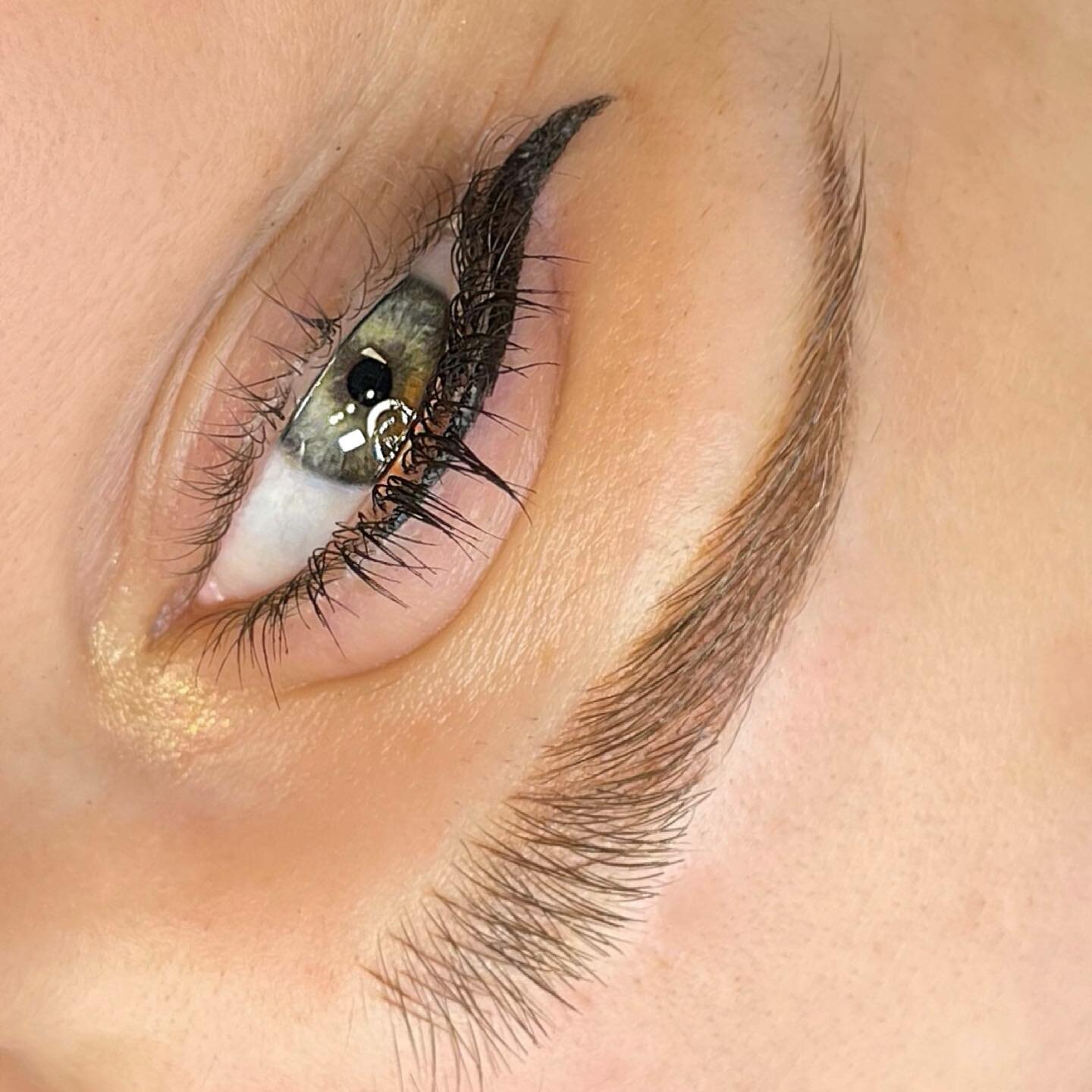 What&rsquo;s currently your #1 most listened to song right now? Tell me in the comments, I want to know💛 

#portlandoregonbrows #pdxpermanentmakeup #pdxpmu #microbladedbrows #beauty #tattooedbrows #tattoo #badassbrows #portlandoregontattoo #oregonmi