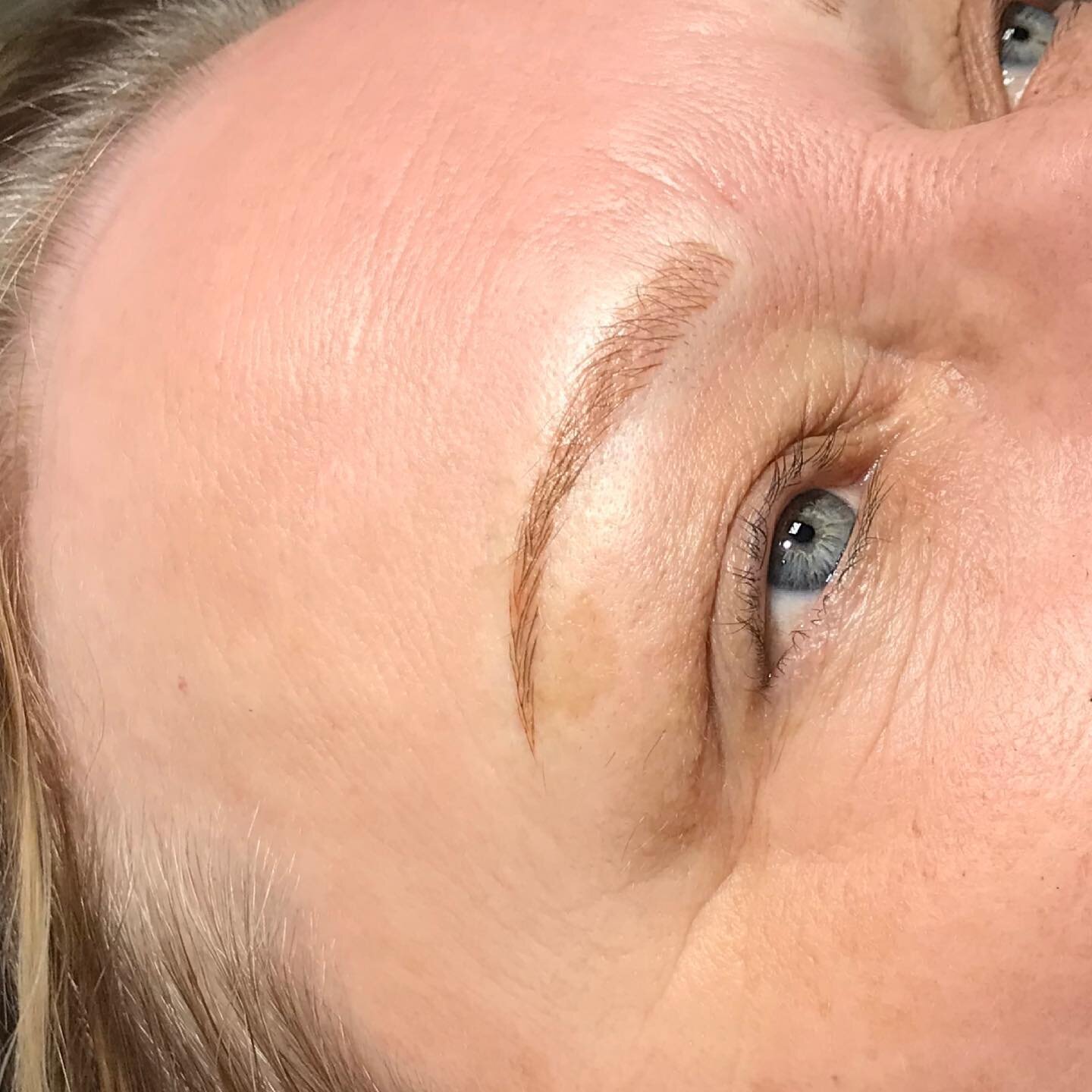 Gave this lovely lady some brows today! She started from absolutely nothing.  I forgot my phone so I wasn&rsquo;t able to take befor pictures but luckily my client sent me an initial pic. Swipe to see where she started! 

You can book with me by clic