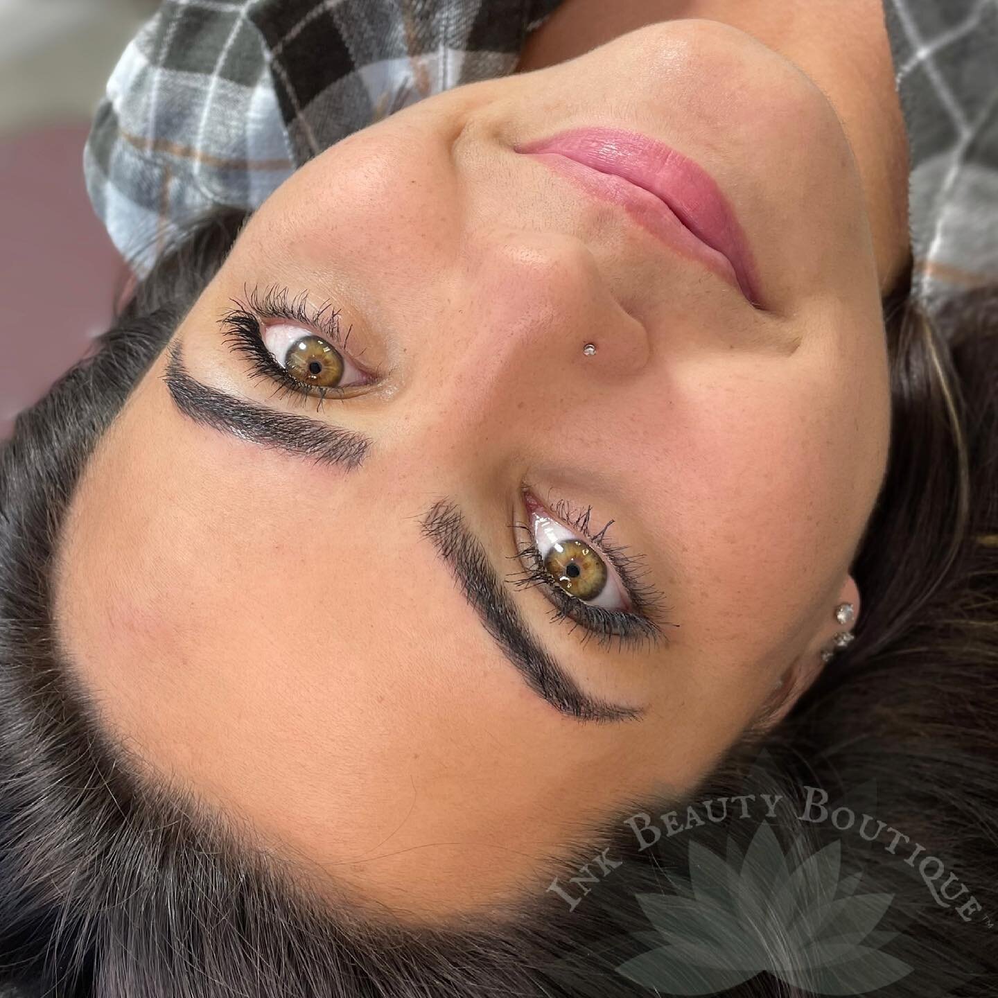 Hey hey, I did some microblading today 😍 I used @browdaddy @permablend_pigments  TOKYO BLACK // SCHOKOLADE (80/20) + 1 DROP HONEY MAGIC so we have amazing healed results AND @bowleresthetics blades 💕

You can book with me by clicking book now in my