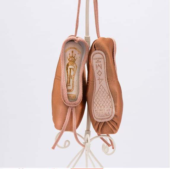 BRONZE - The Freed mini pointe shoe gift set is a charming collection of petite-sized pointe shoes, perfect for ballet enthusiasts and collectors.