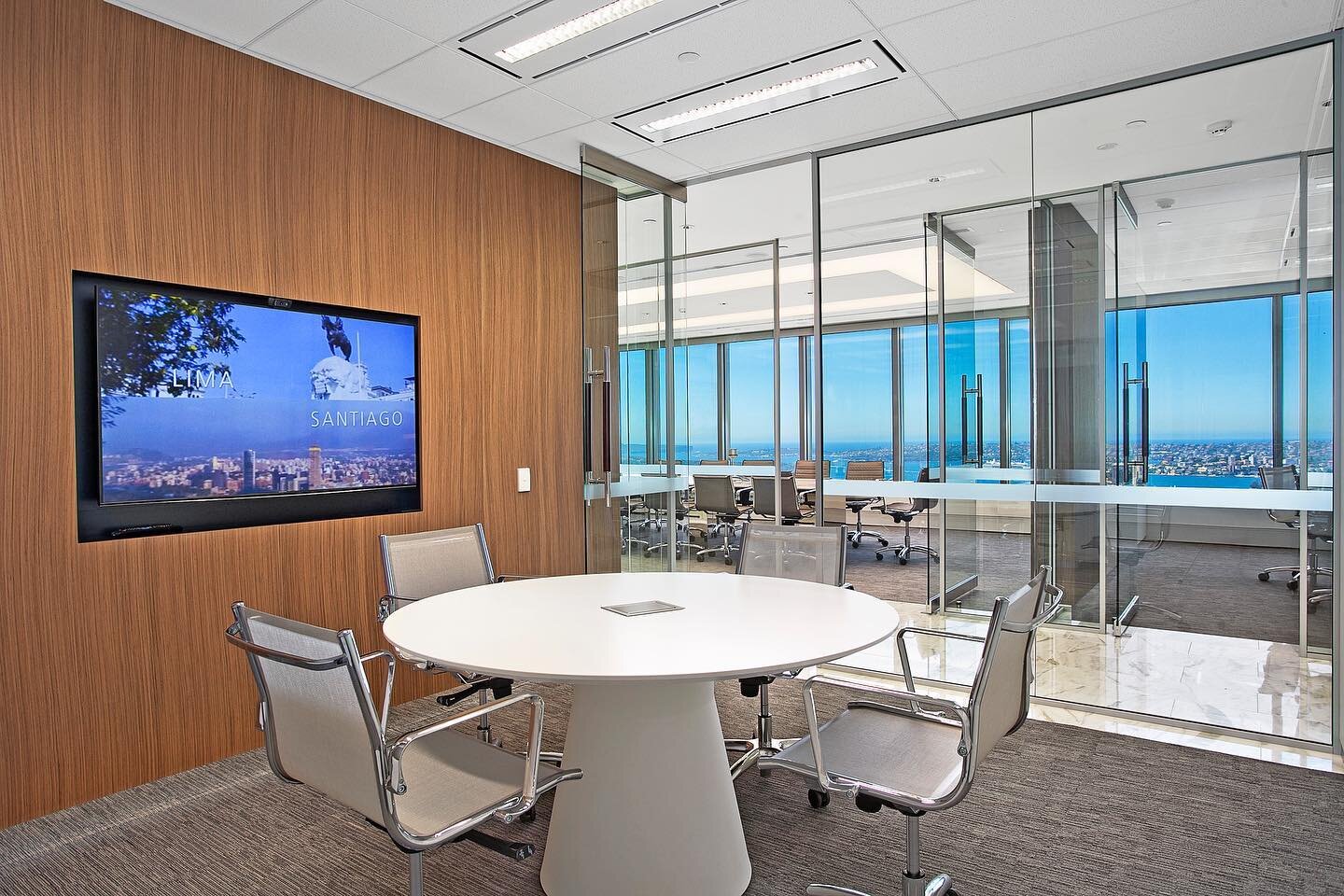 Simplicity, natural light, and panoramic views across Sydney - the perfect meeting room at Scotiabank 💫

#vantagespace
