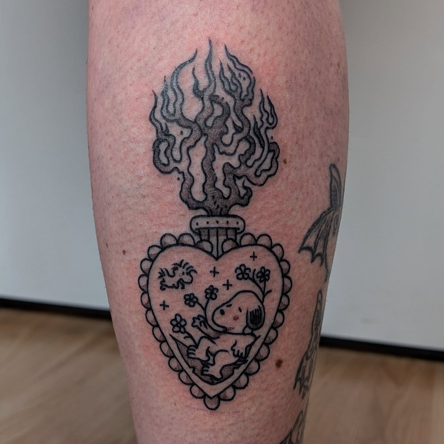 Loved doing these snoopy pieces from my flash, always up for more like this &hearts;️ thanks for coming in for both of them! booking now for July and August 🤝🏼
.
Done at @niramittattoostudio 
.
#tattooideas #ink #inked #blackwork #illustration #lin