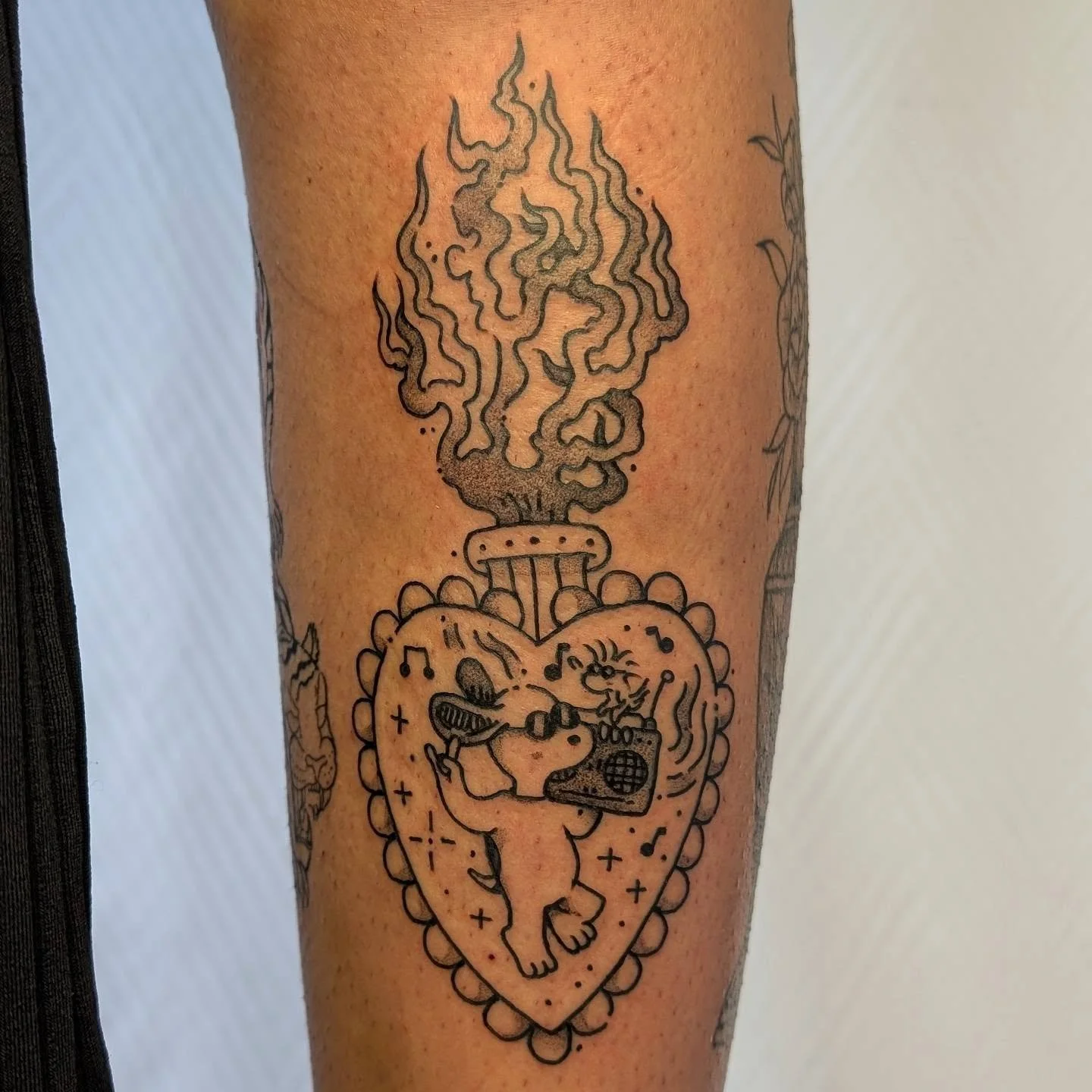I had a lot of fun making this custom based on my snoopy flash I tattooed earlier this year! Such a cool idea, thanks Heather! 🤝🏼🙂&zwj;↕️ 
Booking at the moment for October and November 🍂 just message me to grab a slot
.
Done at @niramittattoostu