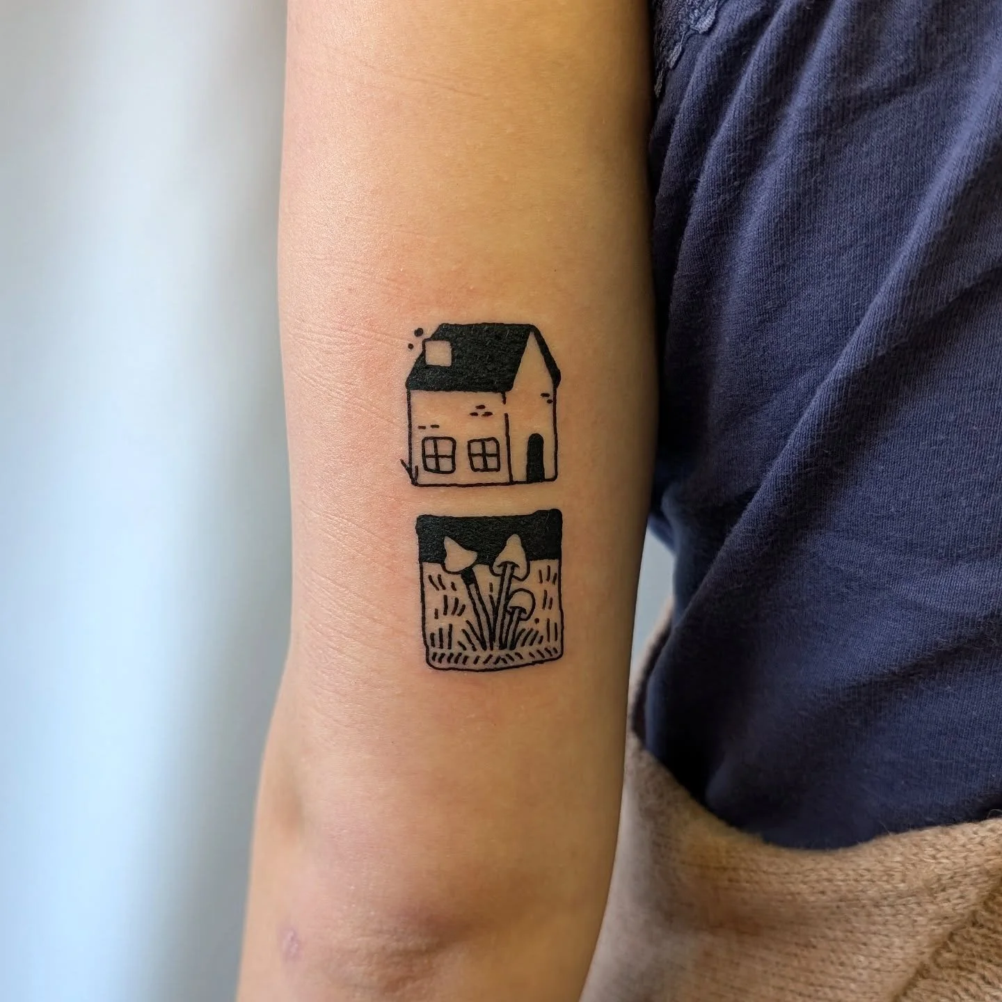 Always an absolute pleasure tattooing my tiles 🏠 thank you for keeping me busy and picking fun combinations, this little house has been my most popular and it feels like I'm building a little village one house at a time 🌞
I'm booking for November a