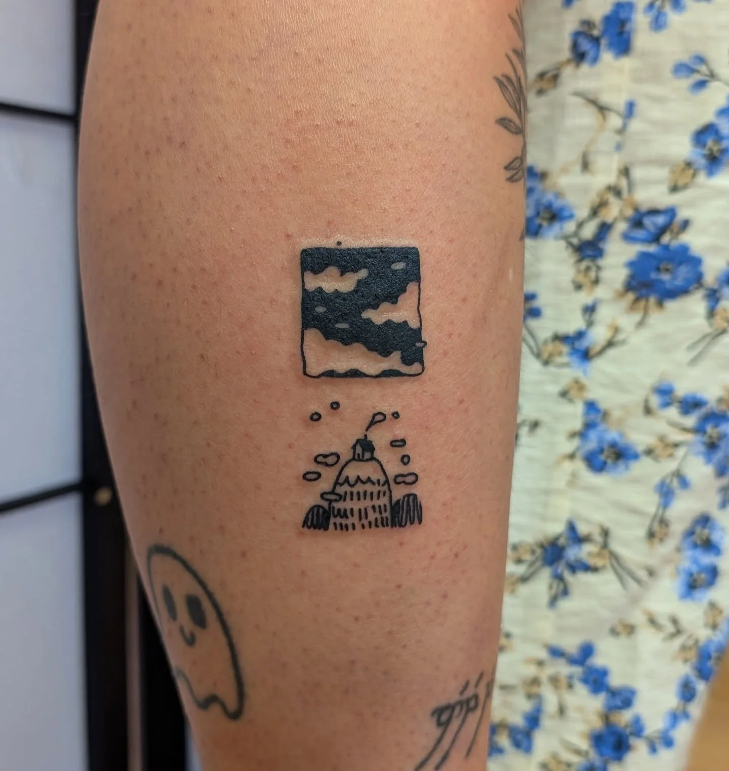 Little lonely house up in the clouds ☁️ 
A lovely little tile stack
Thanks for the trust Leah 🙂&zwj;↕️
.
Done at @niramittattoostudio 
.
#tattooideas #ink #inked #blackwork #illustration #linework #nottinghamtattoo #tattoos #tattoodesign  #mellow #n