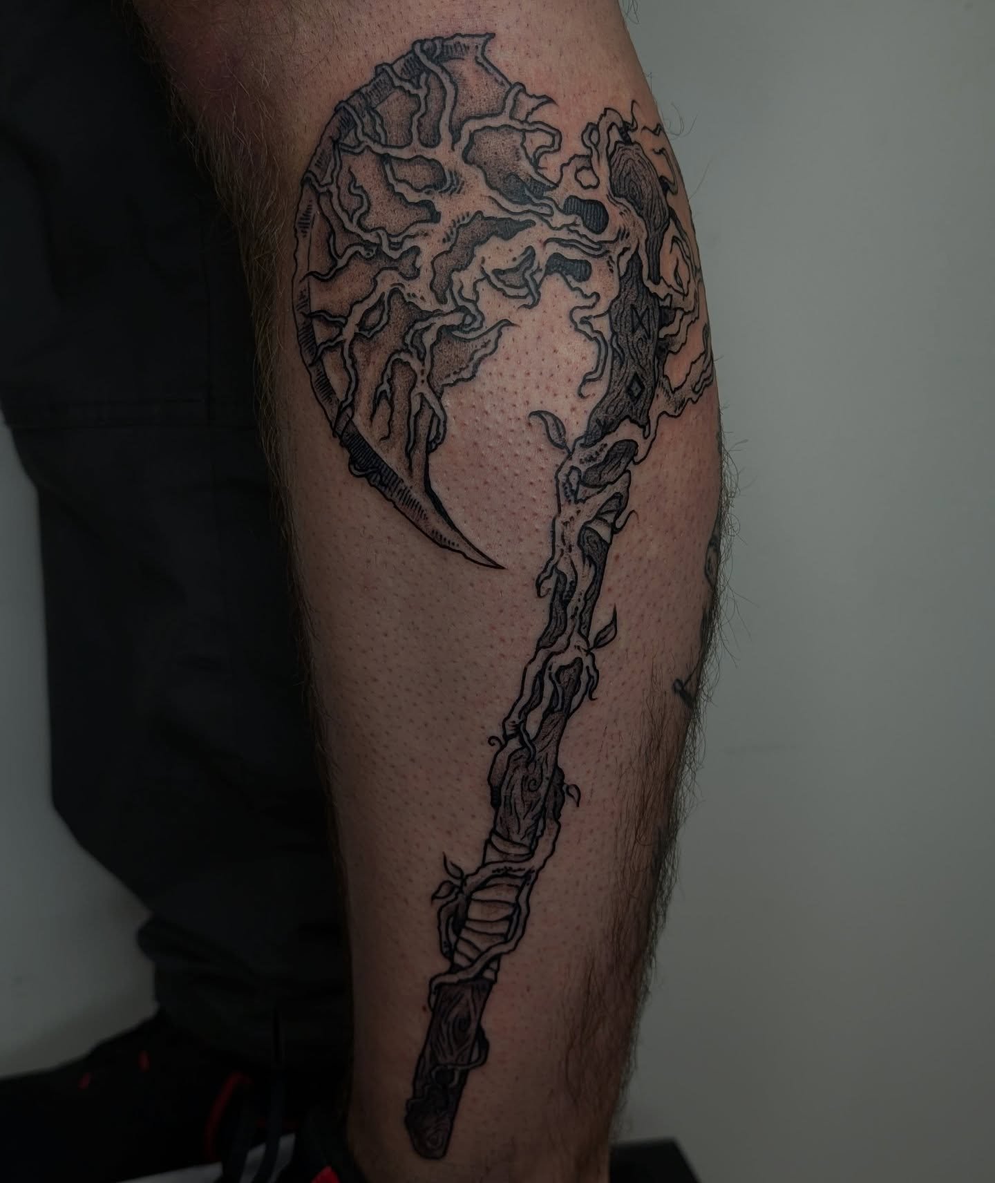 A great axe over taken by nature | swipe to see the details 

A dream tattoo I got to do yesterday for Matt building up more of his dnd / medieval sleeve! thanks for traveling in to get this mate! Swipe to also see a healed ranger I did a while back
