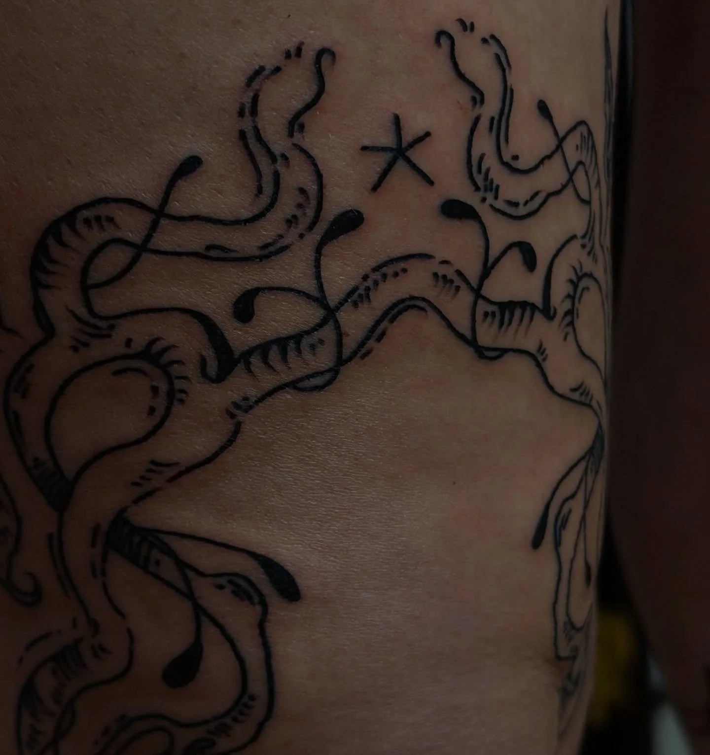 My last tattoo of 2025 | &bull; A Floral Knee Ornament &bull; | Always up for more pieces like this, can be drawn to fit any body, any shape. 
I'm booking for Jan just message me with any of your enquiries 🙂&zwj;↕️
.
Done at @niramittattoostudio 
.
