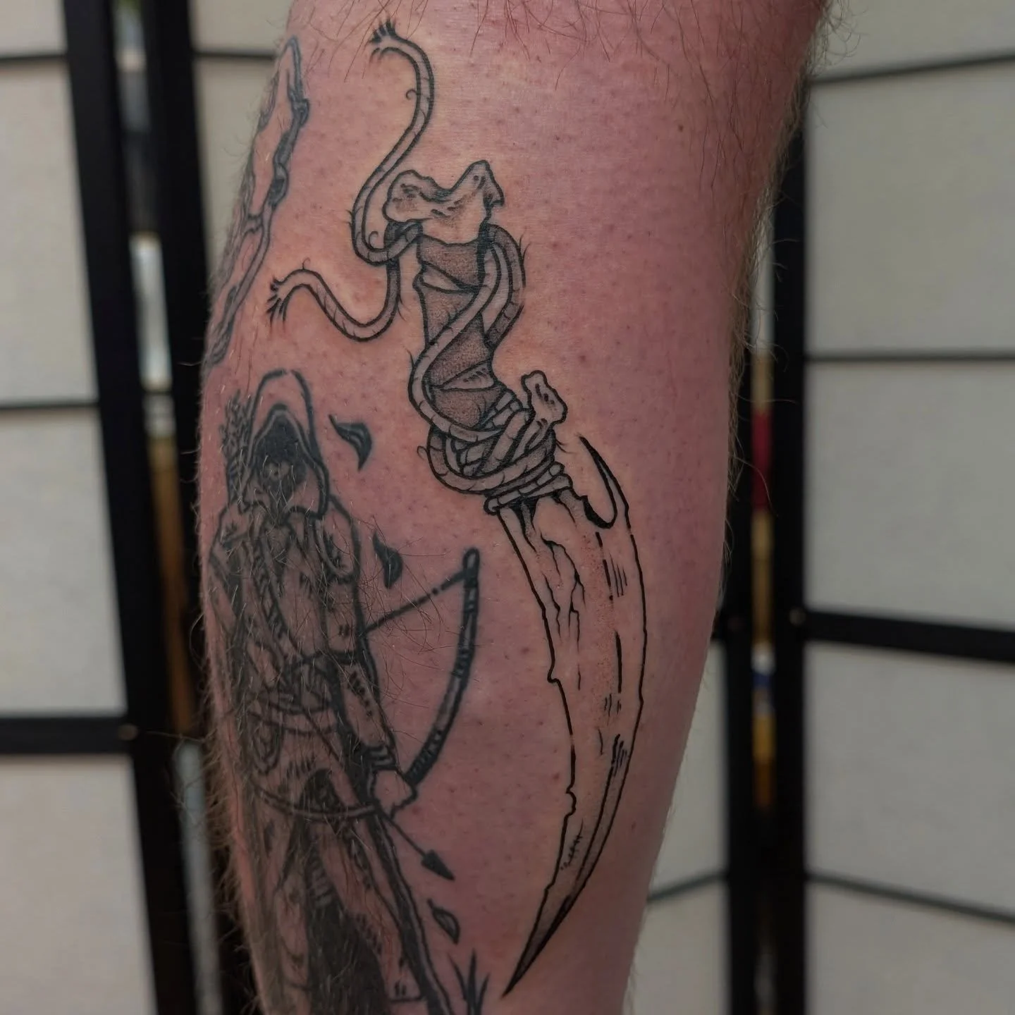 A bone dagger added to Matt's medieval/dnd leg we're building up | this is one of my favourite projects I'm doing at the moment, a lot of fun seeing how it progresses 🙂&zwj;↕️
If you're looking for a similar project, just message me and we can chat 