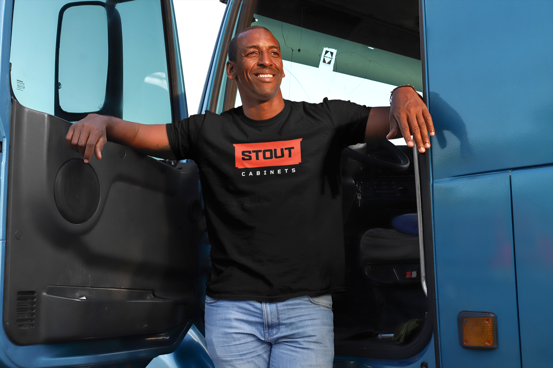 t-shirt-mockup-of-a-truck-driver-in-the-cabin-29473.png