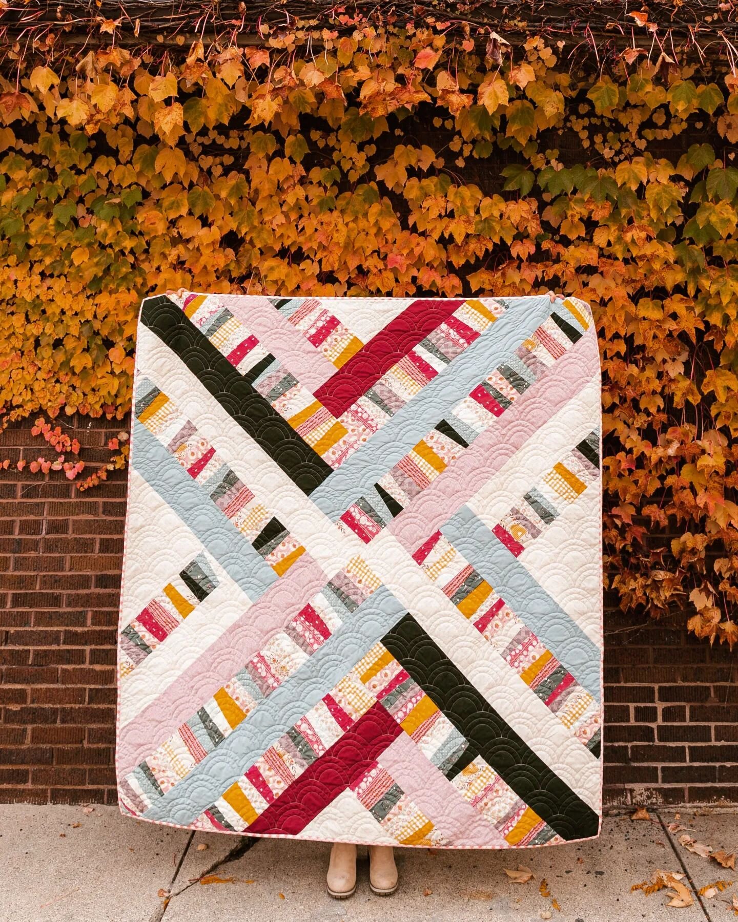 Are you a part of @suzyquilts Patterns Facebook Group? 
If you're not, there's still time to join and win this throw size #garlandquilt kit from me!

There are also other kits from @lambandloomfabrics 
@global_fiber 
@piperautumnfabrics 

All you hav