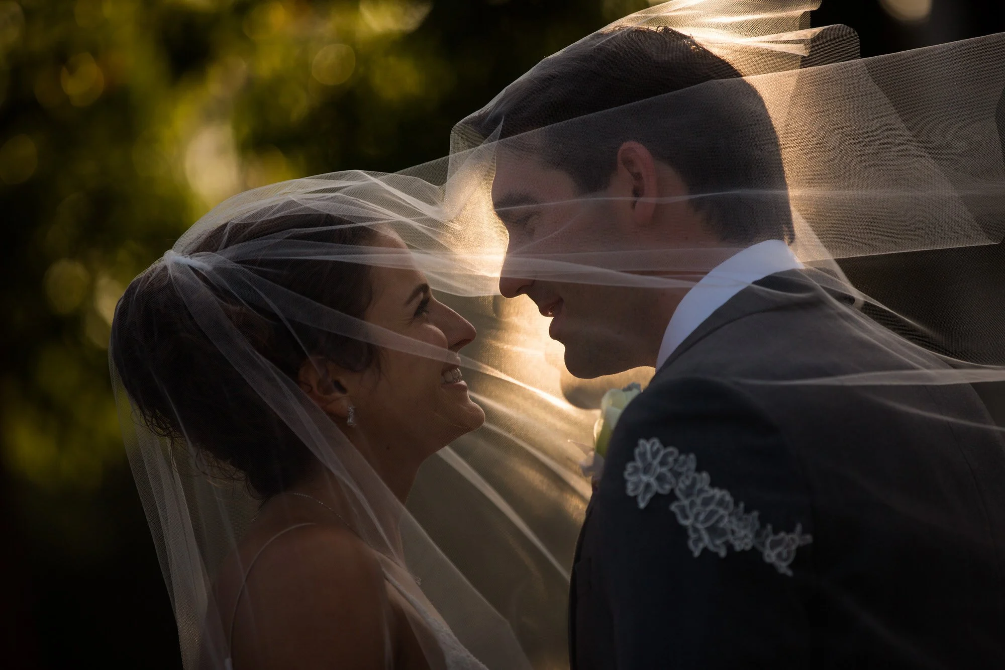 Romantic-wedding-kiss-at-sunset-yountville-wedding