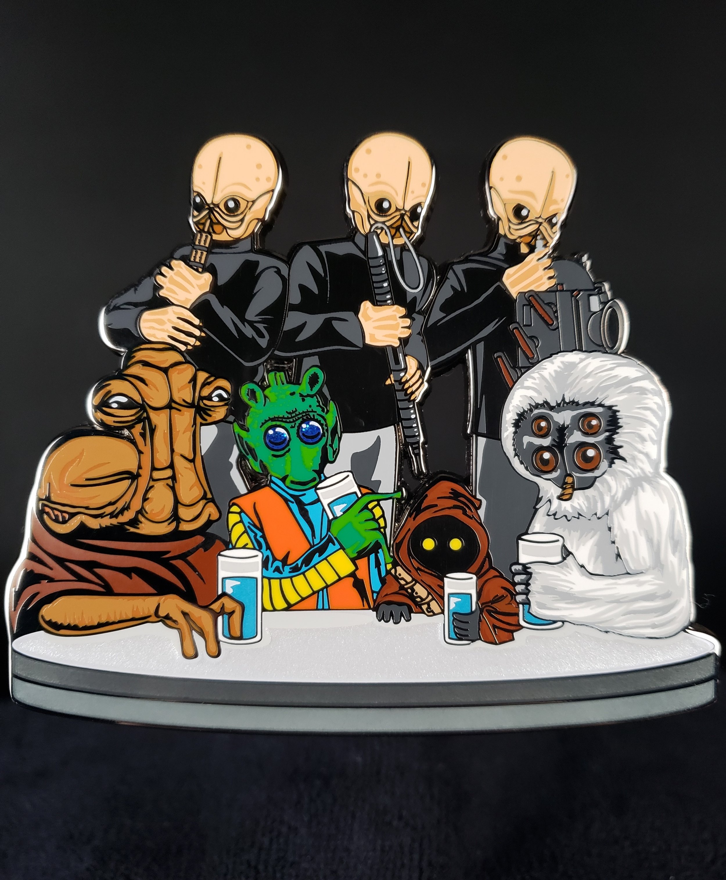 Come for the scum, stay for the villainy !
I absolutely LOVE this design on my board , and think it’s makes an amazing addition to any Star Wars collection . It shows the diversity of the Alien Species in Star Wars , while also representing Tatooine