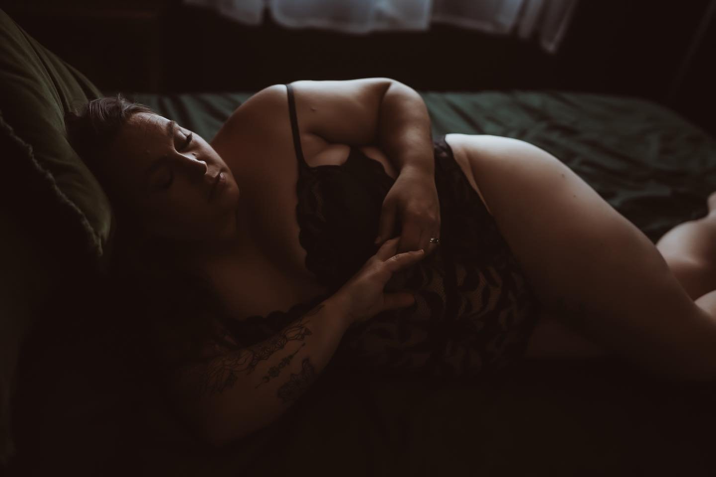 The way this photo @okt_xo captured of this queen stopped my in my tracks. Intimate portraiture is so powerful. 🫶🏼✨🤍 This queen had over 90 fav images. Treat yourself bb you deserve this 🫶🏼✨🤍
