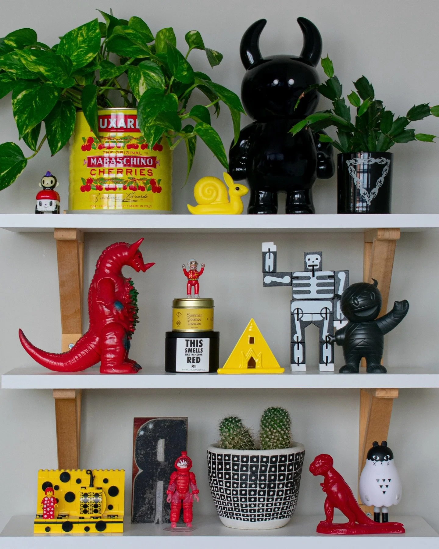 Maybe Ronald McDonald was on to something with this color scheme? 🍅🍌🦞🌼🍎🍋

🍒 thank you @jquick33 for the fancy schmancy plant pot &mdash; and thank you @jess_hackley for the plant! 🌱

#shelfstyling #shelfdecor #luxardo #pothos #toycollecting