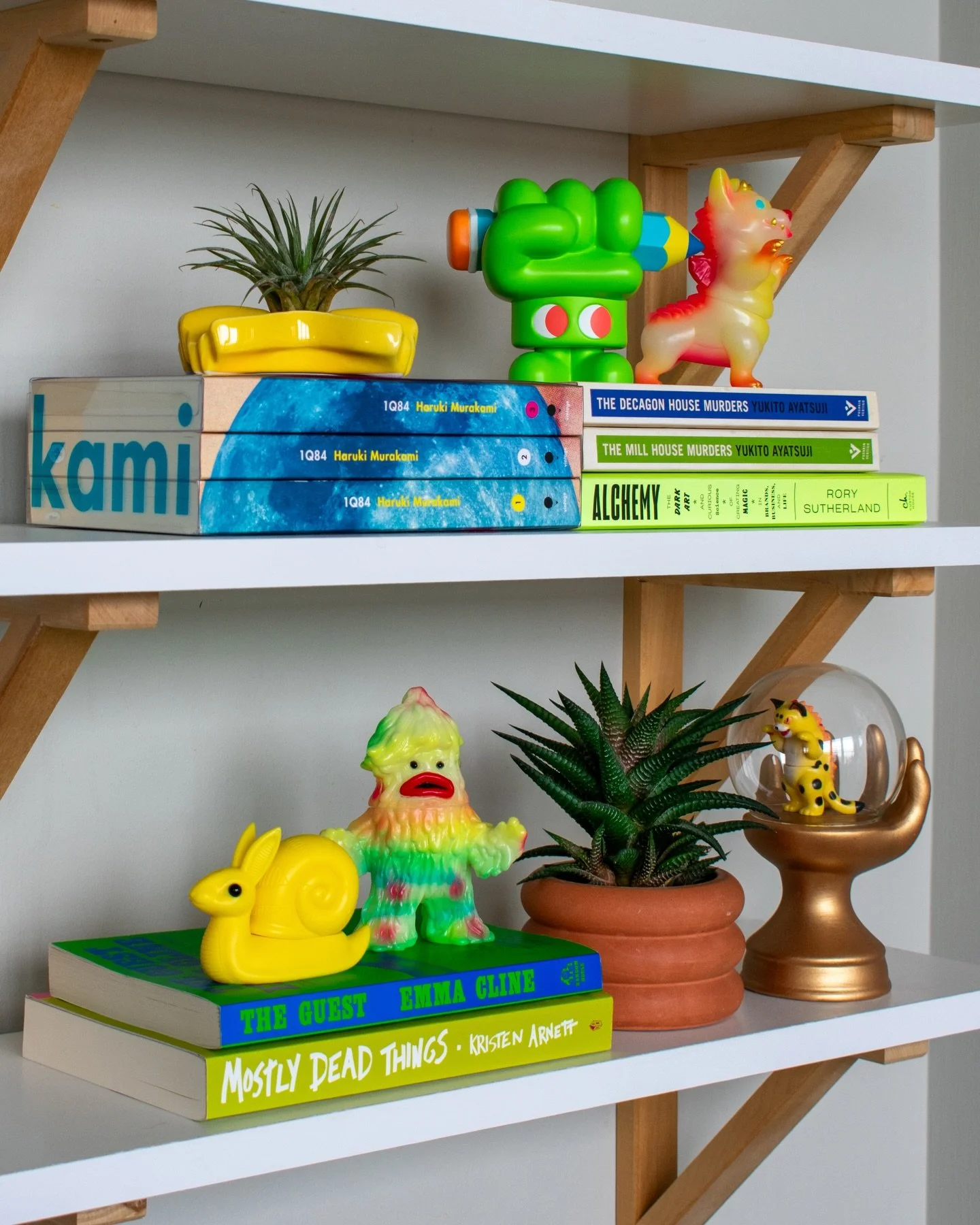 We are indeed back on our shelfie bullshit 📚 

#bookshelfstyling #shelfie