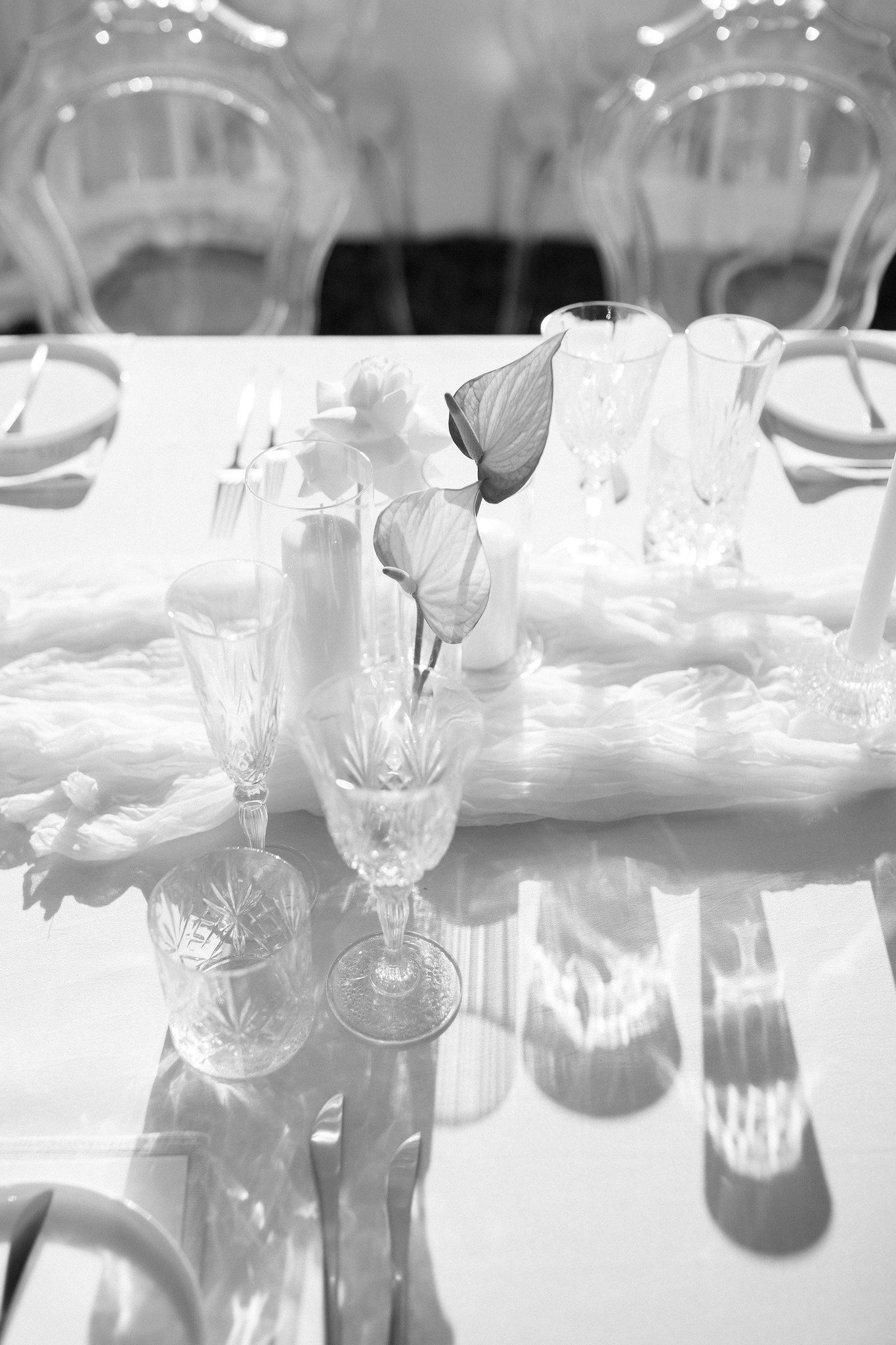 The devil is in the details... 

Sometimes with decor, less is more. This pulled back approach at this gorgeous St George's celebration back in Jan focussed on textures, small luxe touches, beautiful single stem florals and high end tableware and sta
