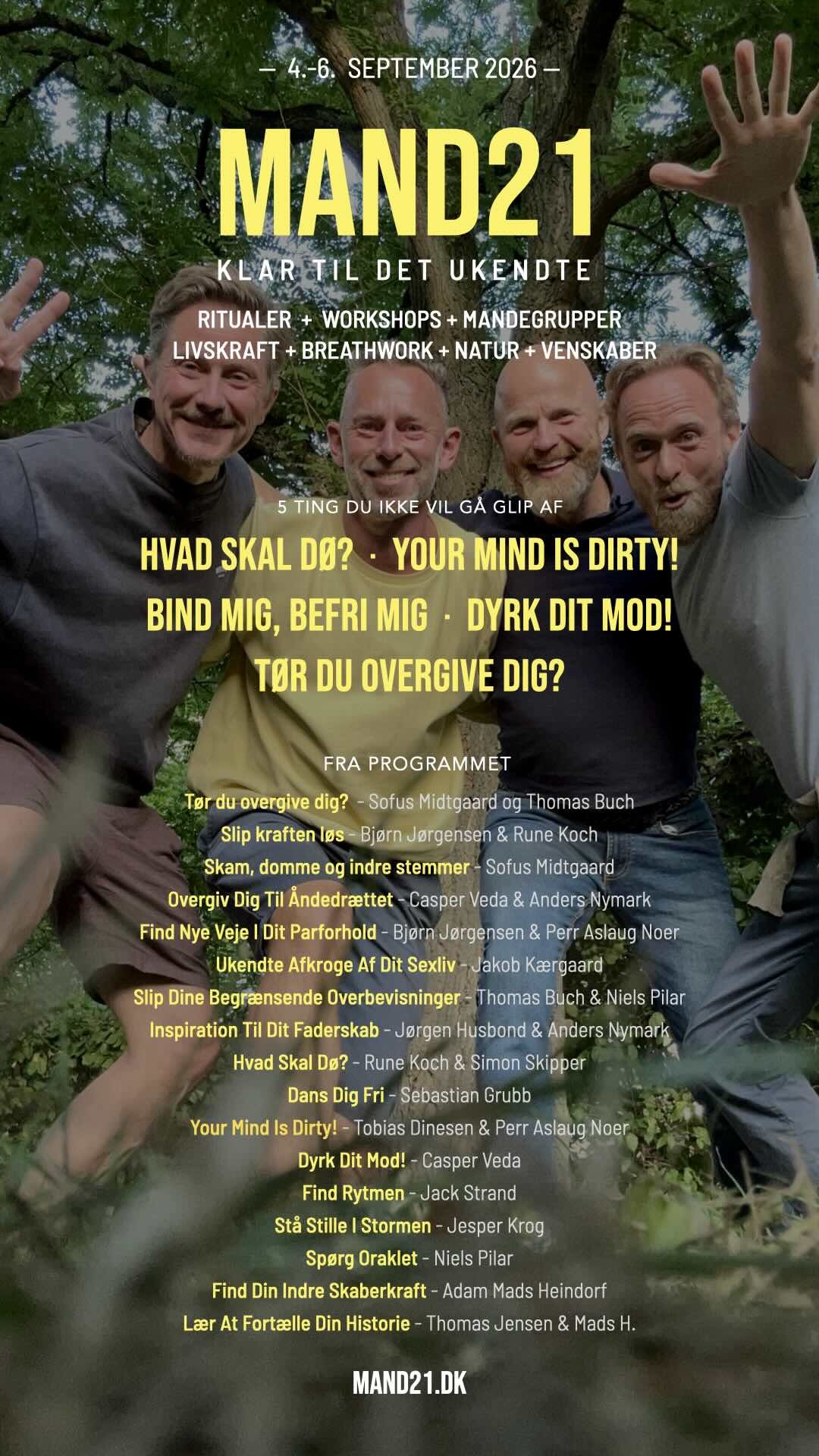 Gruppemedlemmer poserer foran et træ i skoven, deltager i en event om indre styrke og fællesskab.