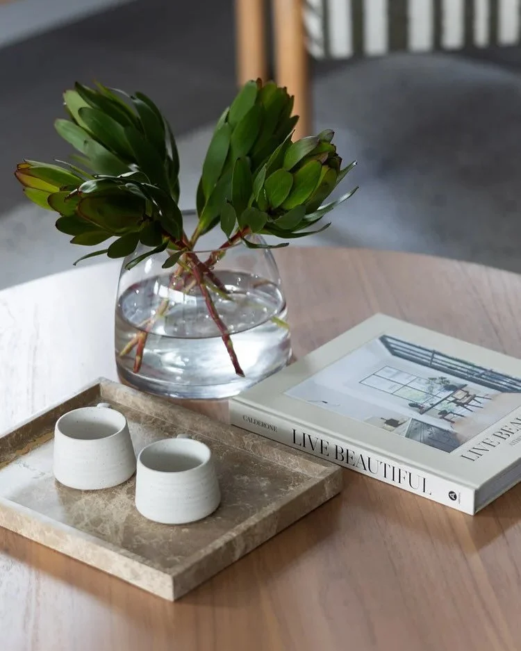 A moment for the coffee tables 〰️ 

From stacked books 📚 (obviously!) to fresh blooms and killer decor, the right curation can warm up a room and pull every eye in the room 🎯