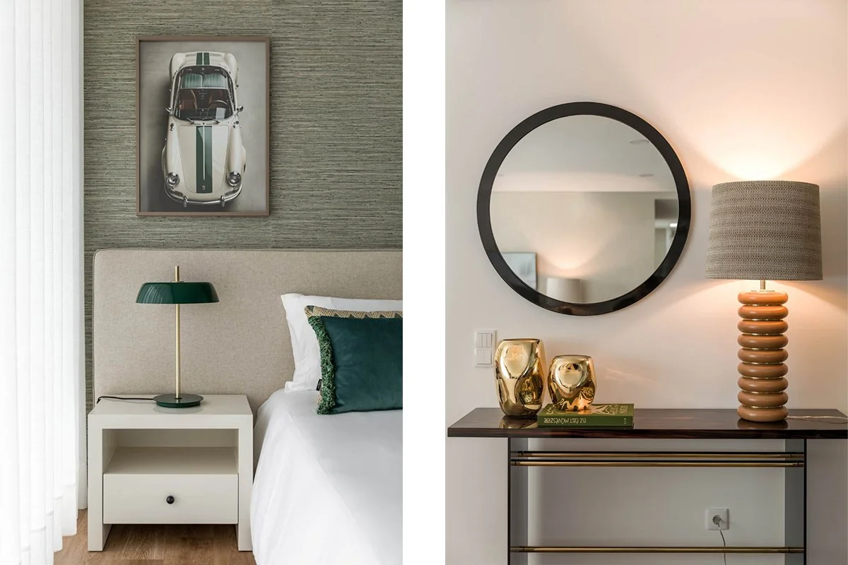 Quarto com parede de textura cinza, quadro de carro clássico na parede, cabeceira de cama branca com travesseiro verde escuro e luminária verde na mesa de cabeceira branca. No outro lado, espelho redondo preto na parede, mesa com duas decorações douradas, um livro verde, e luminária com base de argolas de madeira e cúpula cinza.