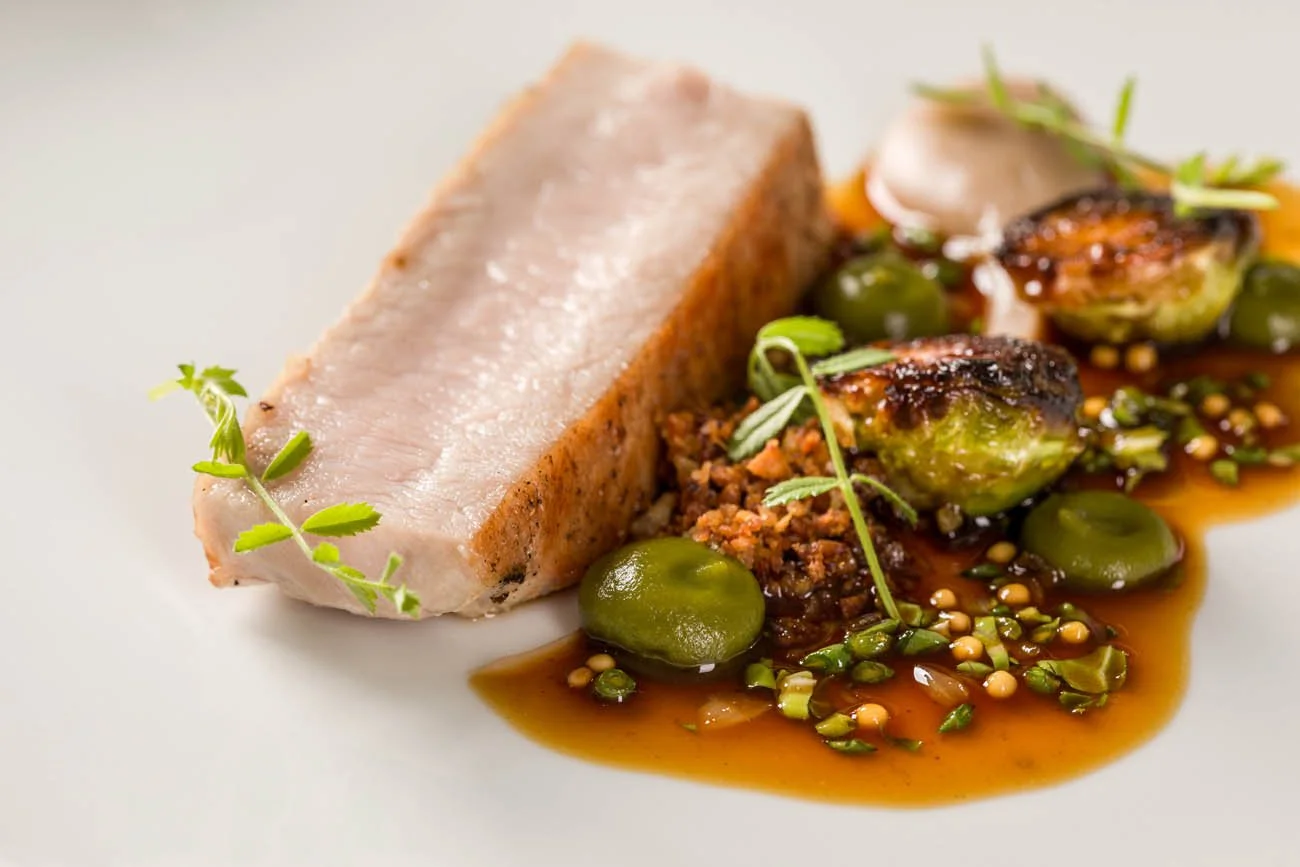 Filé de peixe grelhado com molho e legumes