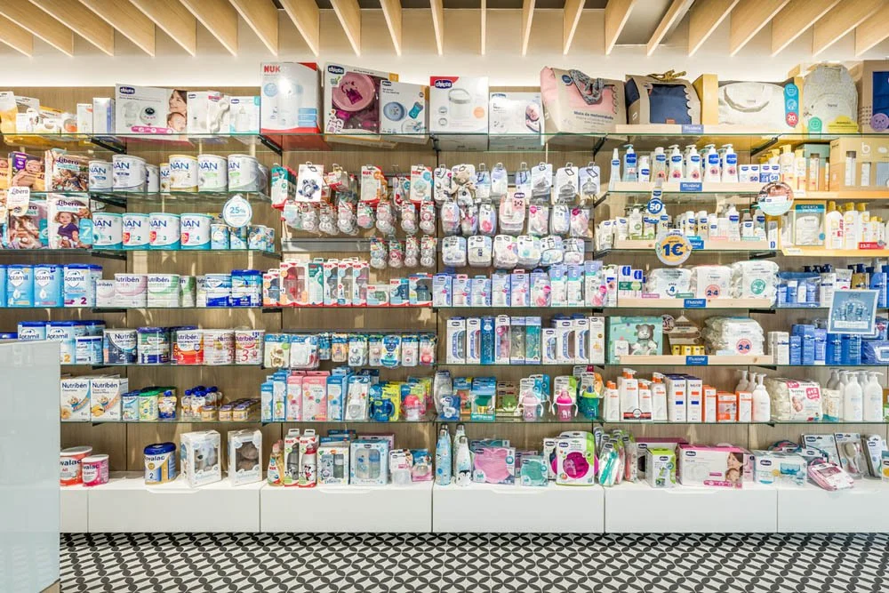 Prateleiras com produtos de cuidados infantis, como fórmulas, mamadeiras, fraldas, chupetas e acessórios, em uma loja