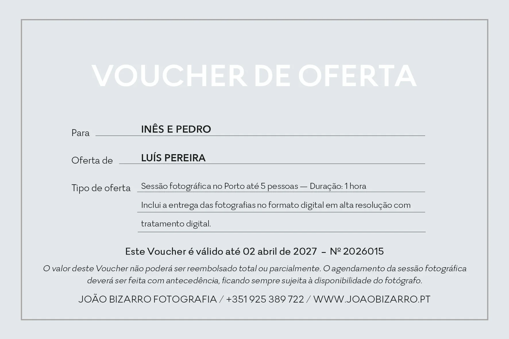Vale um voucher de sessão fotográfica para Inês e Pedro, com oferta de Luís Pereira, válido até 2 de abril de 2027, com duração de uma hora e entrega digital em alta resolução, contingente à disponibilidade do fotógrafo.