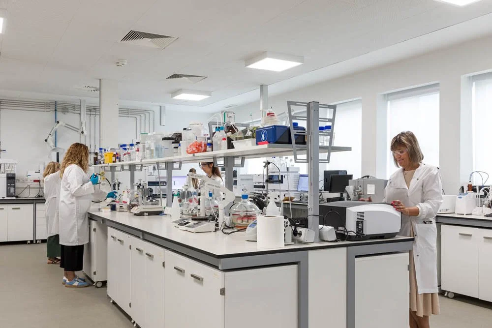 Cientistas trabalhando em laboratório com equipamentos de pesquisa.