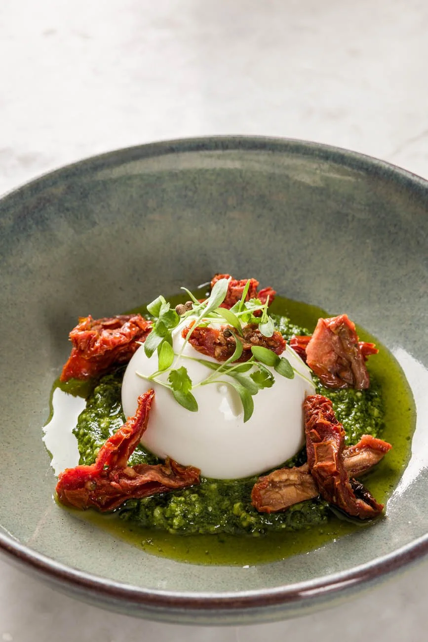 Ovo pochê com molho verde, carne desfiada e microverdes em tigela