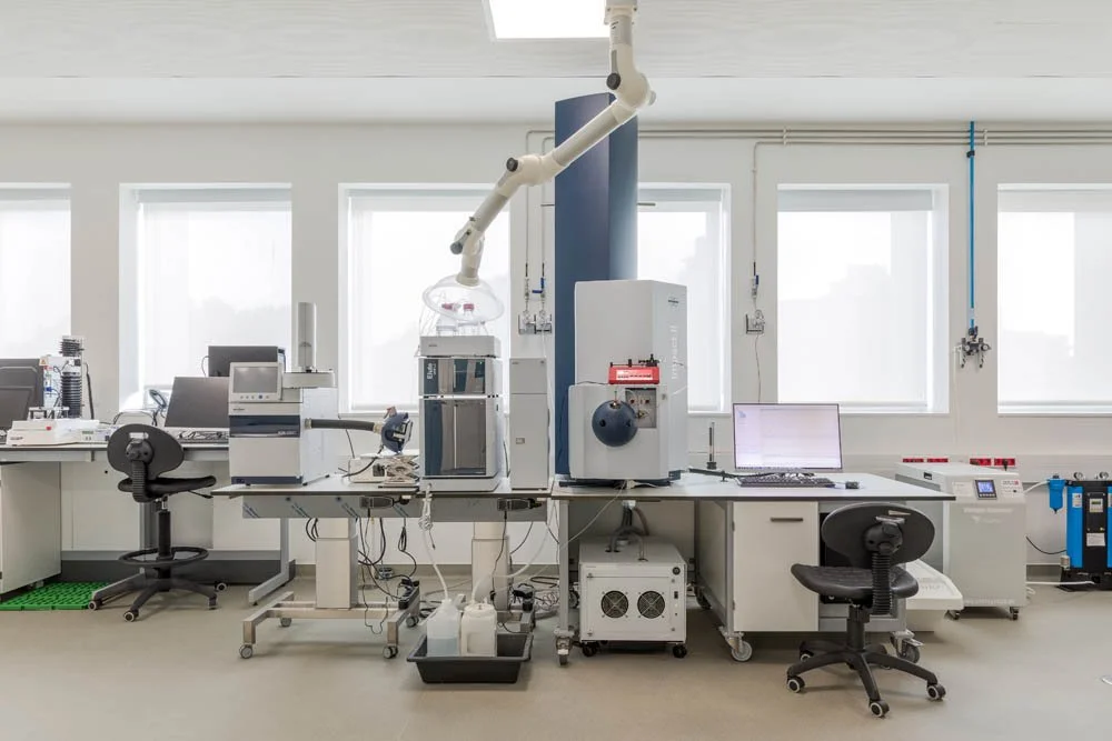 Laboratório de pesquisa com equipamentos científicos e computadores.