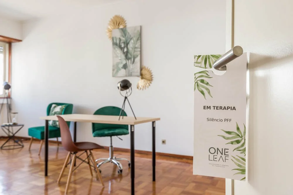 Sinal de aviso sobre terapia, com formatação em verde e branco, indicando silêncio durante atendimento na clínica "One Leaf".