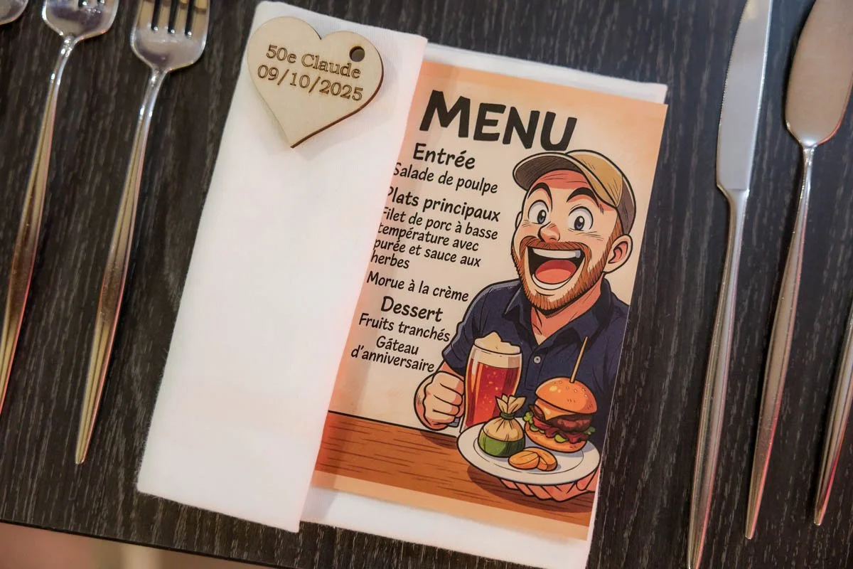 Menu de restaurante com desenho de homem sorridente segurando uma cerveja, um sanduíche, e uma porção de batatas, ao lado de talheres e marcadores de papelque indicam nome e data.
