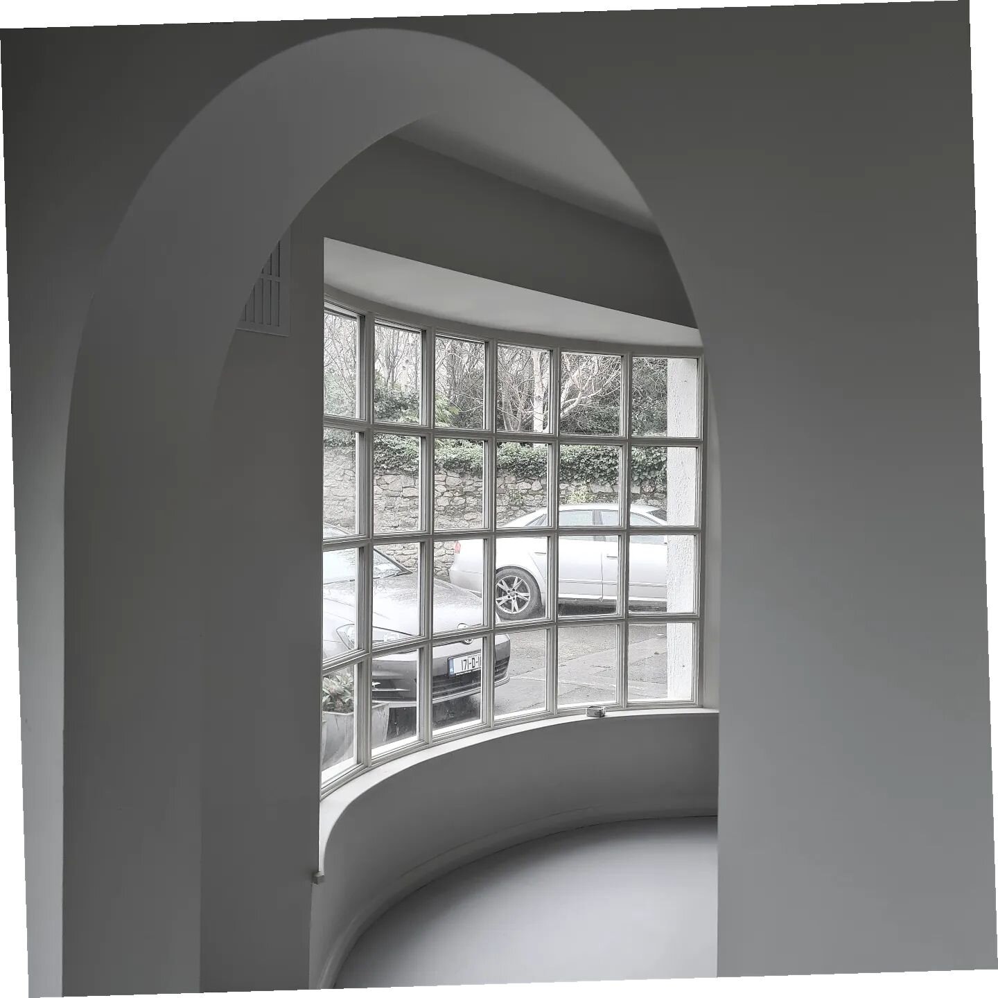 Curves for days ➰️ #midcenturyminimalism #marmoleum #arch #mewshousemakeover #interiordesigndream #dublinreno #marmoleum